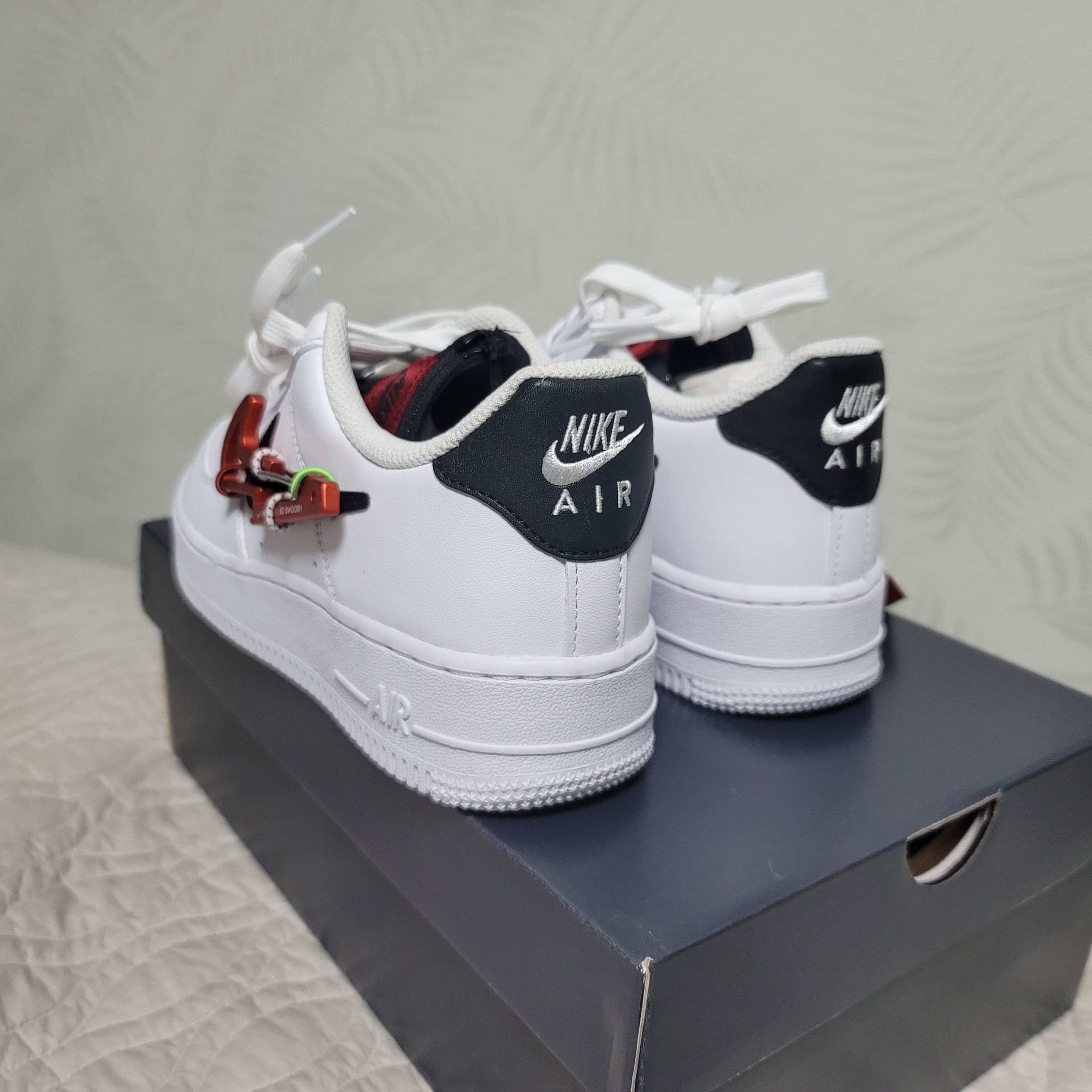 Nike Air Force 1 '07 PRM Carabiner Red 착용 스타일 - 3