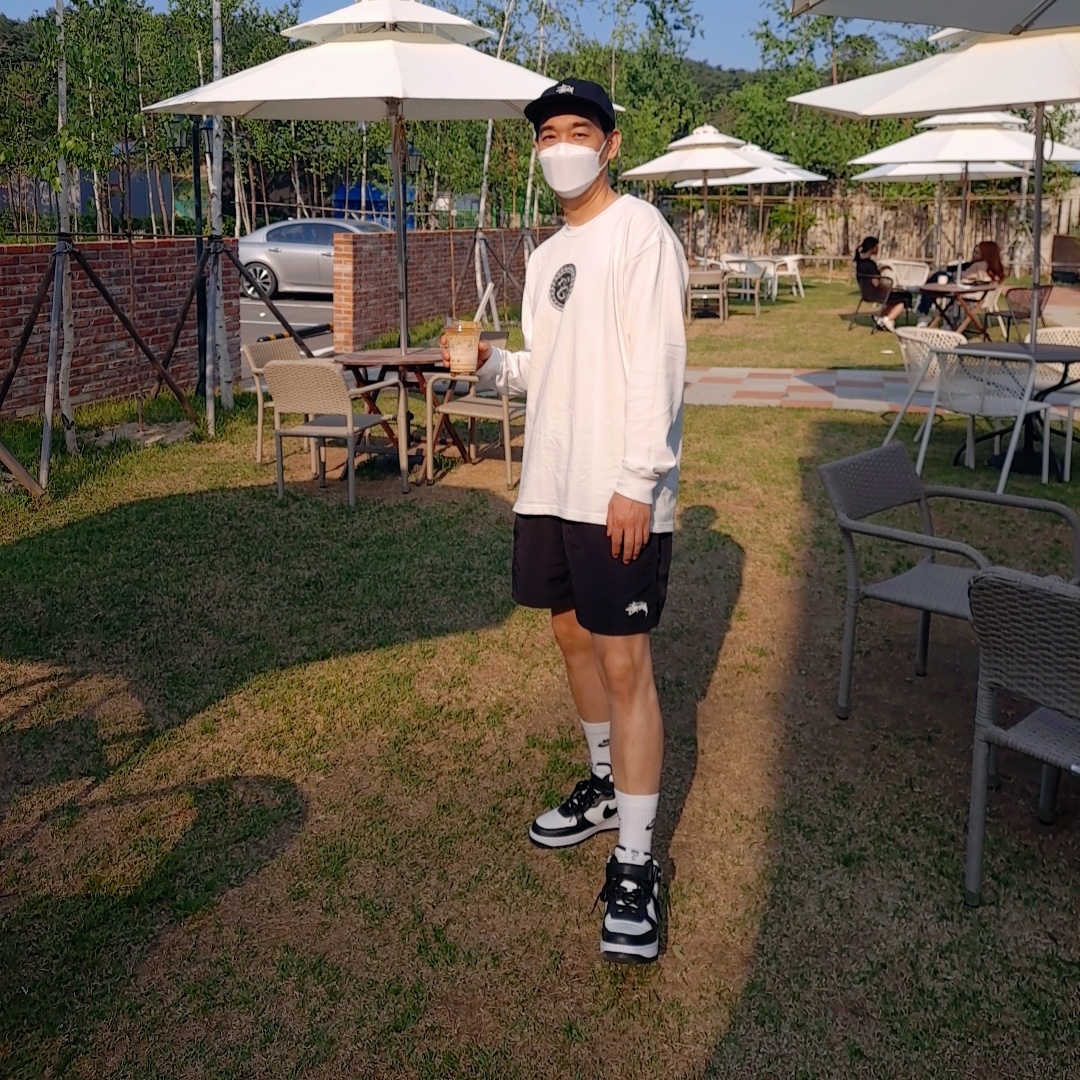 Nike x Stussy Air Force 1 '07 Mid SP Black and Light Bone, Nike x Stussy Big Swoosh LS T-Shirt White - US/EU 착용 스타일 - 1