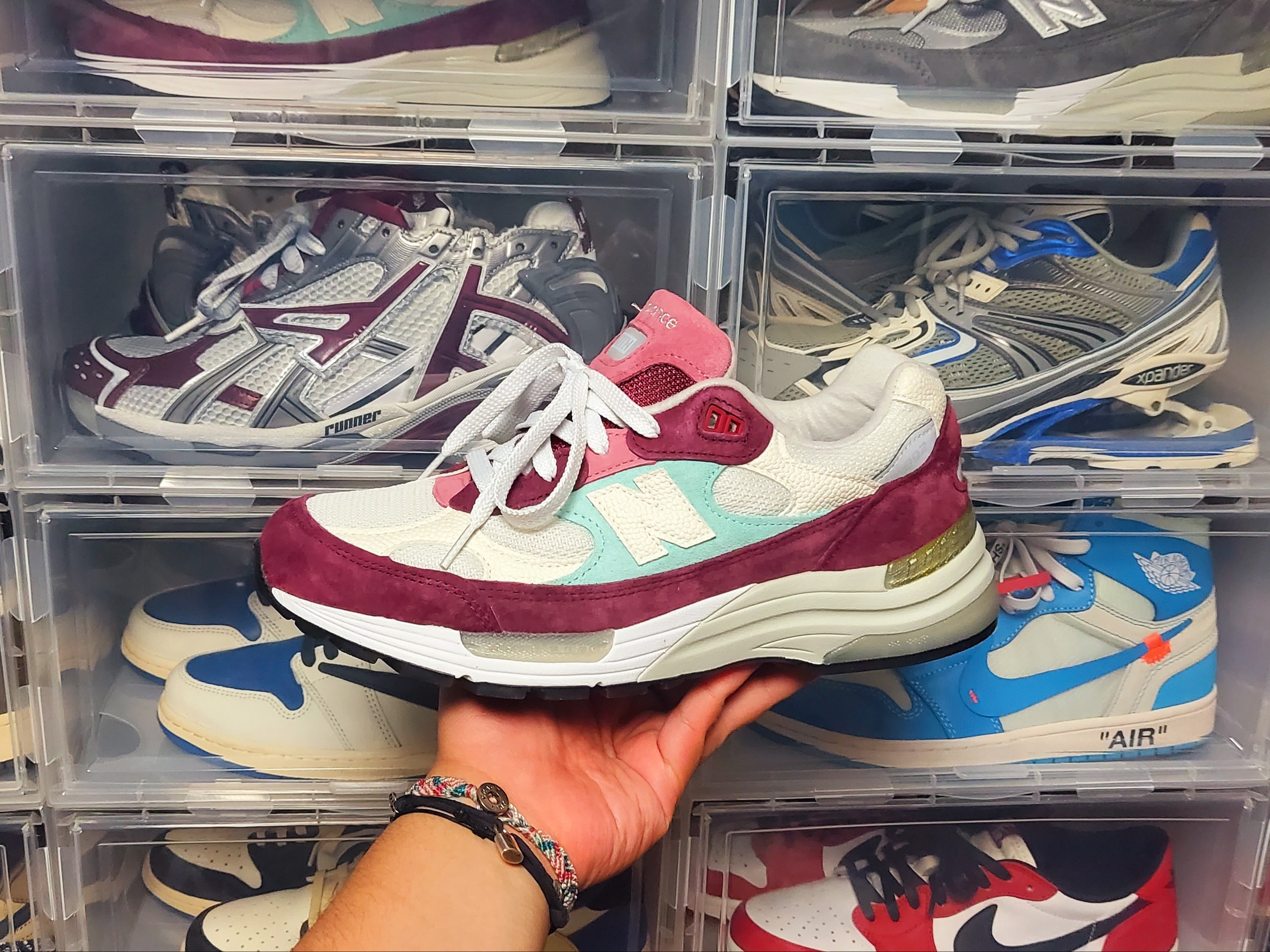New Balance x Kith 992 Made in USA Kithmas Burgundy Reef 착용 스타일 - 2