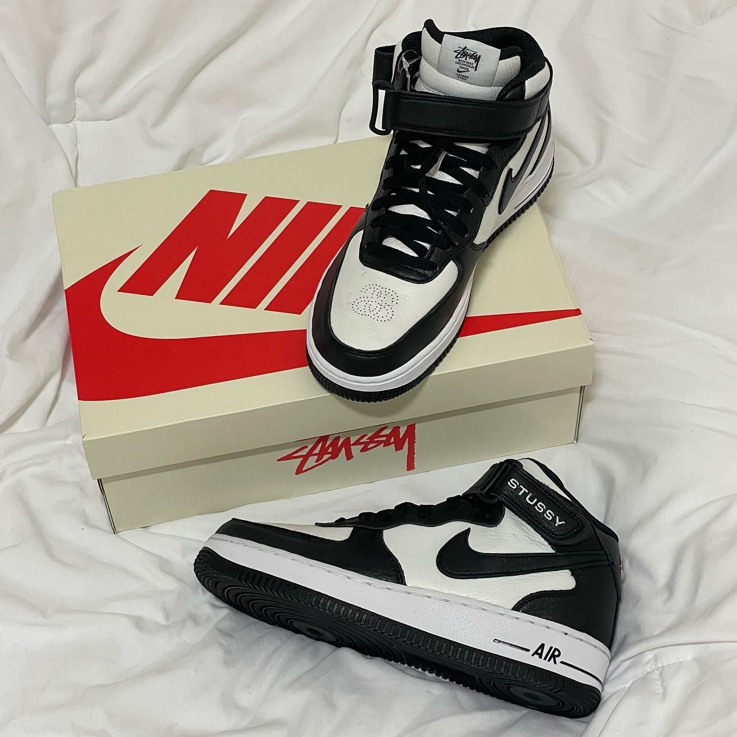 Nike x Stussy Air Force 1 '07 Mid SP Black and Light Bone 착용 스타일 - 1
