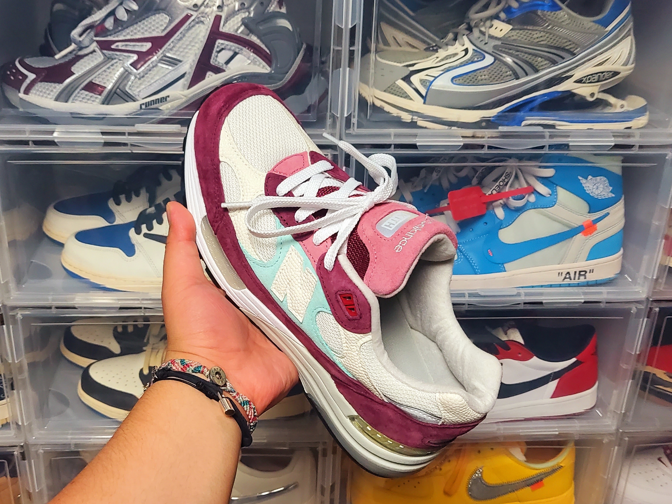 New Balance x Kith 992 Made in USA Kithmas Burgundy Reef 착용 스타일 - 3
