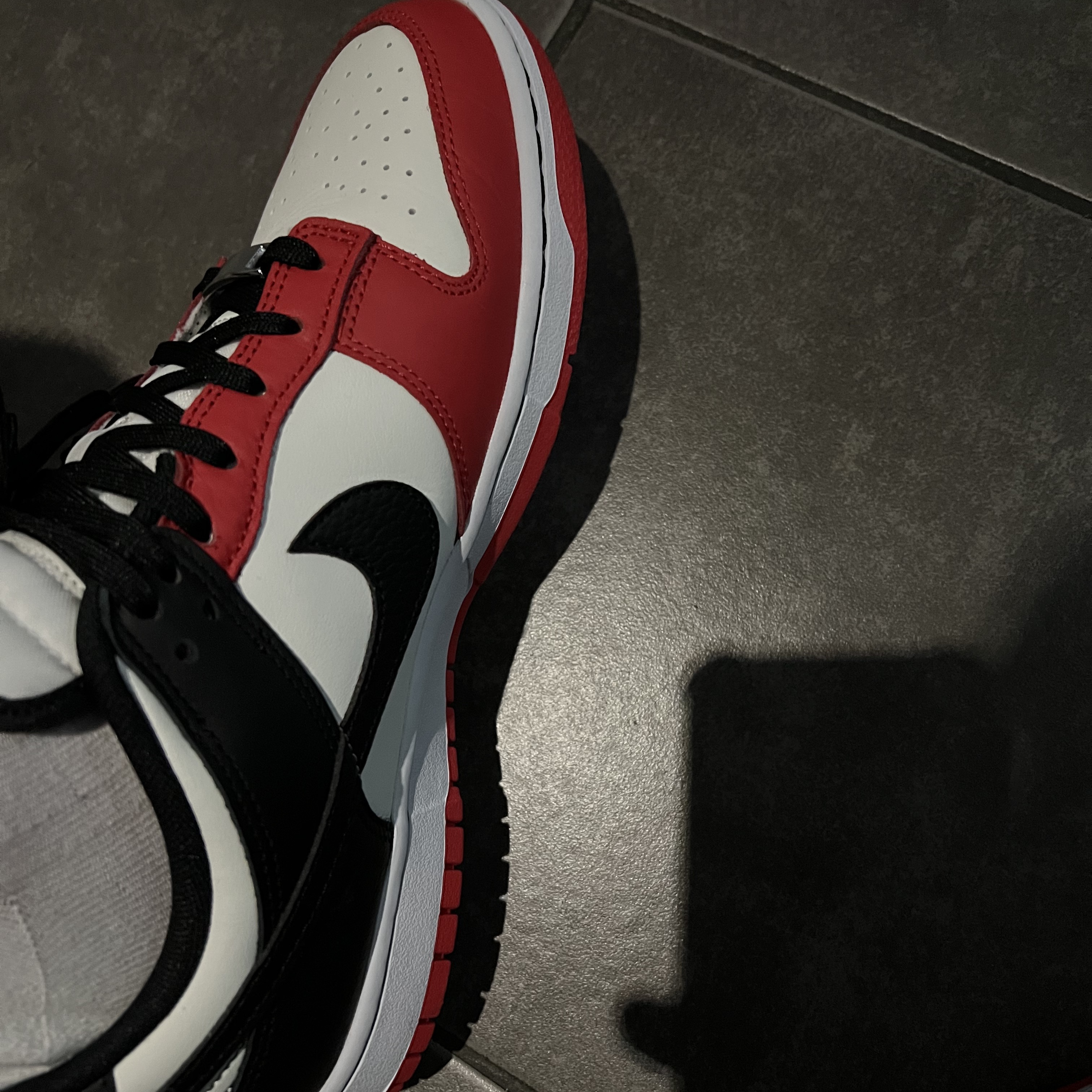 Nike x NBA Dunk Low Retro EMB Black and Chile Red 착용 스타일