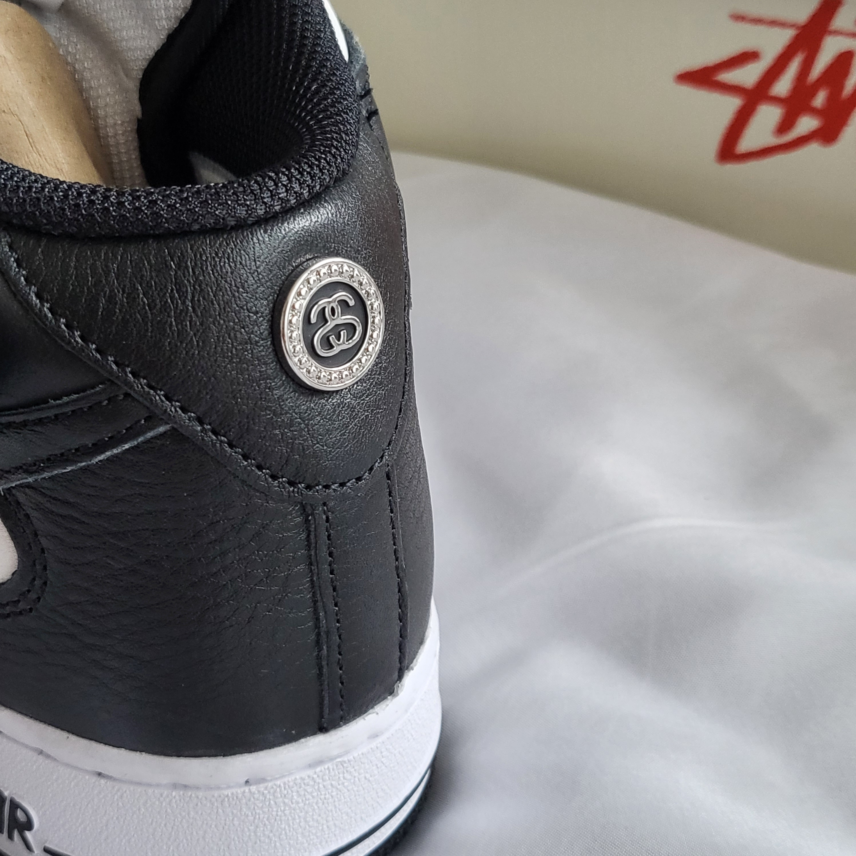 Nike x Stussy Air Force 1 '07 Mid SP Black and Light Bone 착용 스타일 - 2