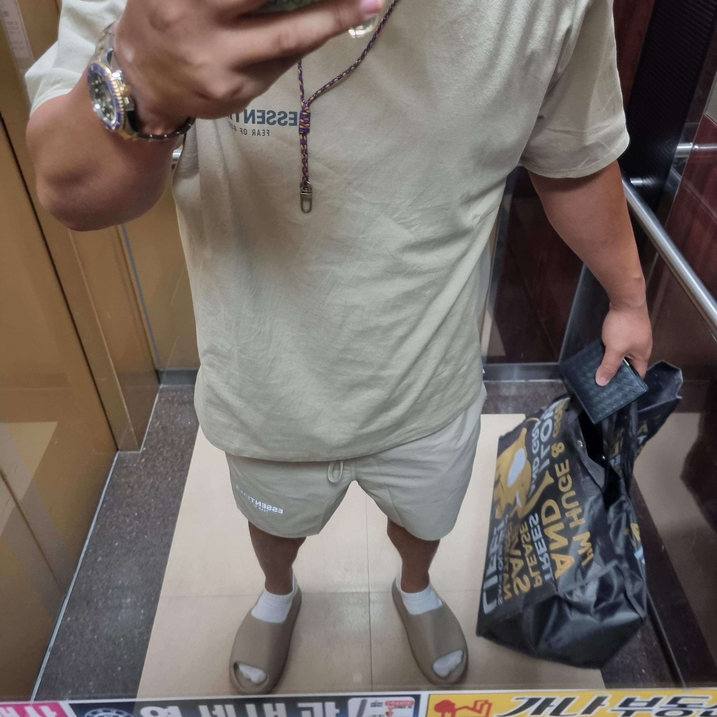 Adidas Yeezy Slide Pure - Re-Release Ver., Essentials Jersey T-Shirt Linen - Ssense Exclusive 착용 스타일