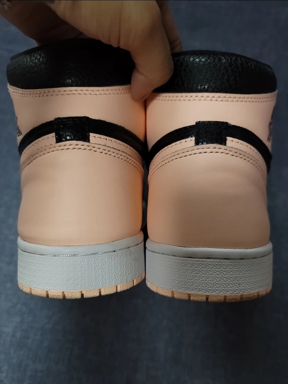 Jordan 1 Retro High OG Crimson Tint 착용 스타일 - 2