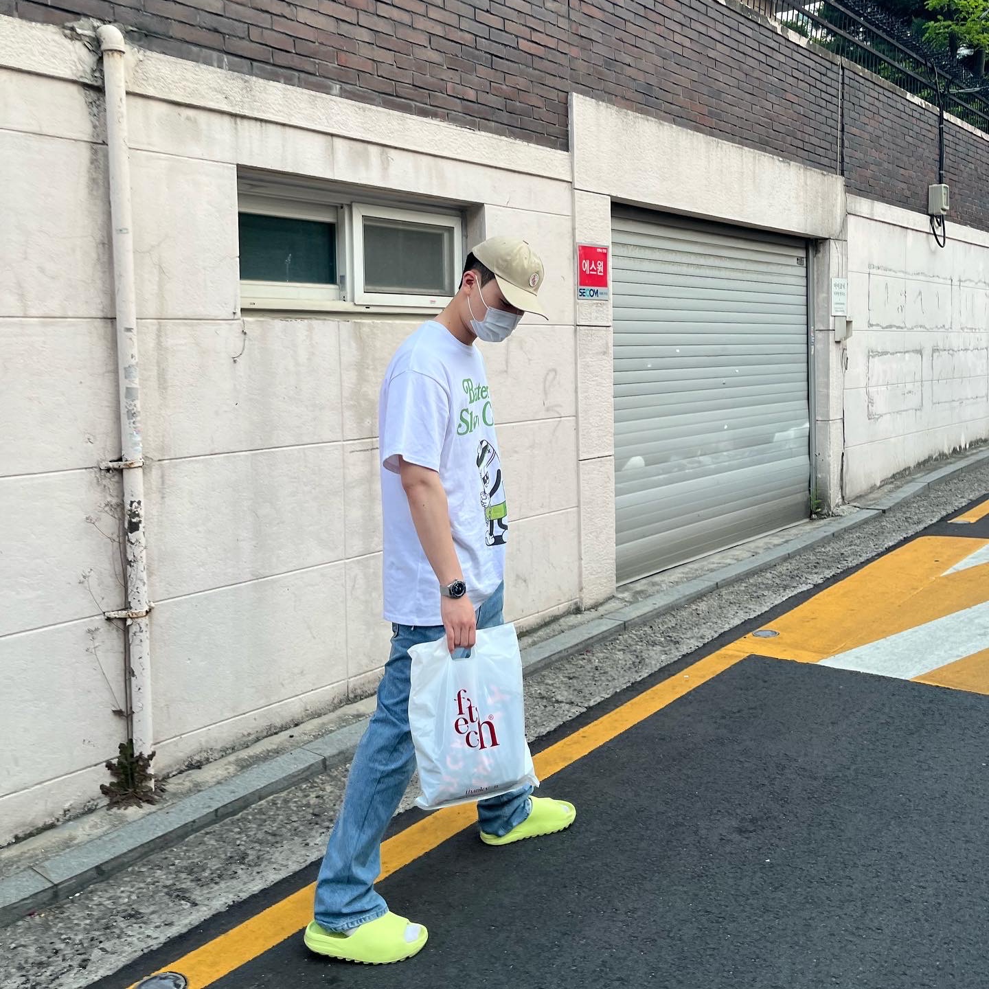 Adidas Yeezy Slide Glow Green 2022/2023 착용 스타일