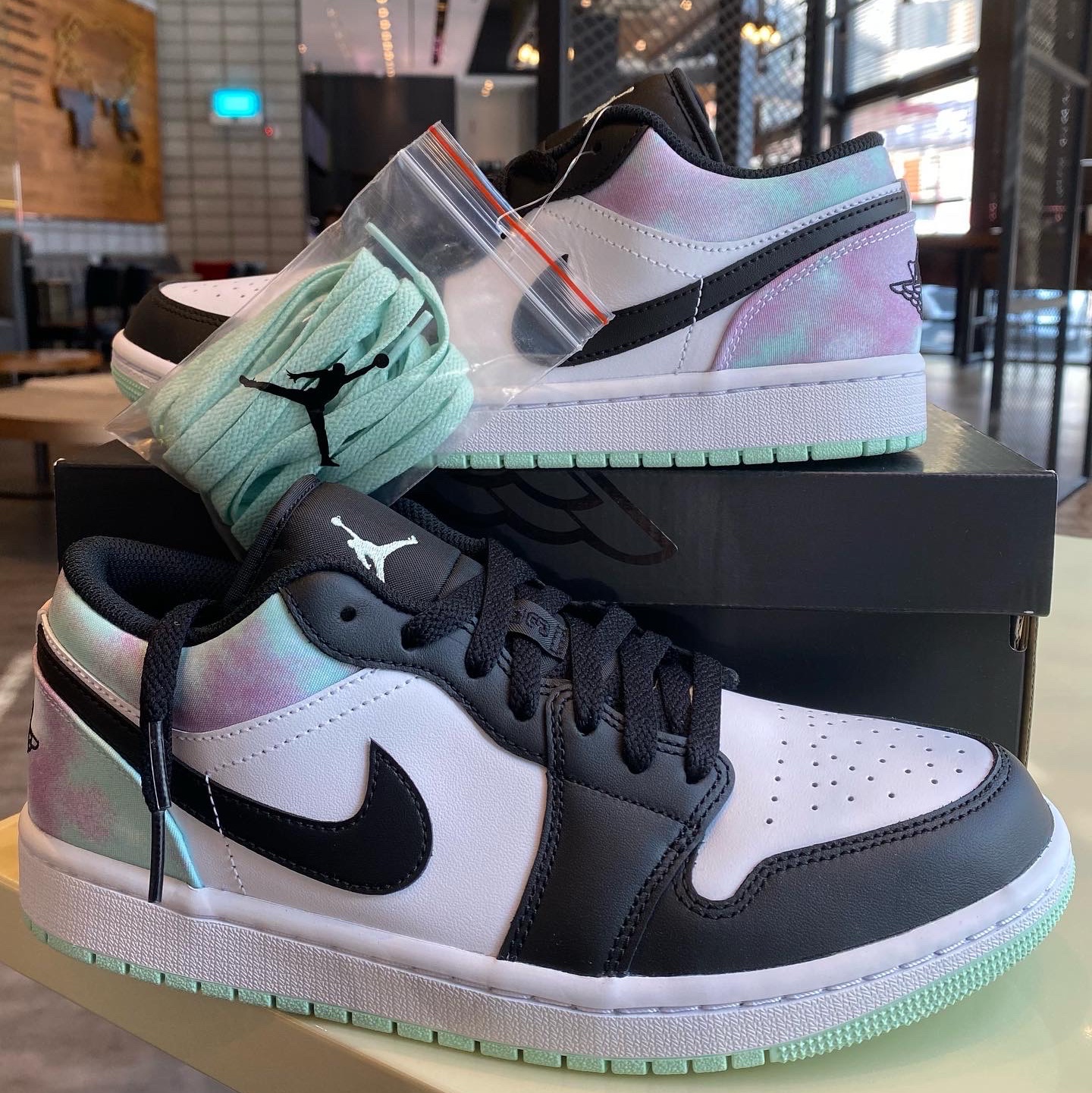Jordan 1 Low SE White Black Tie-Dye 착용 스타일 - 2