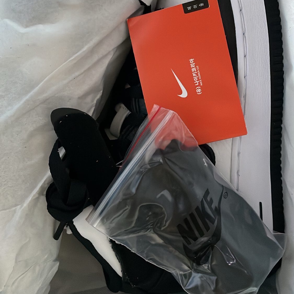 Nike x Stussy Air Force 1 '07 Mid SP Black and Light Bone 착용 스타일 - 2