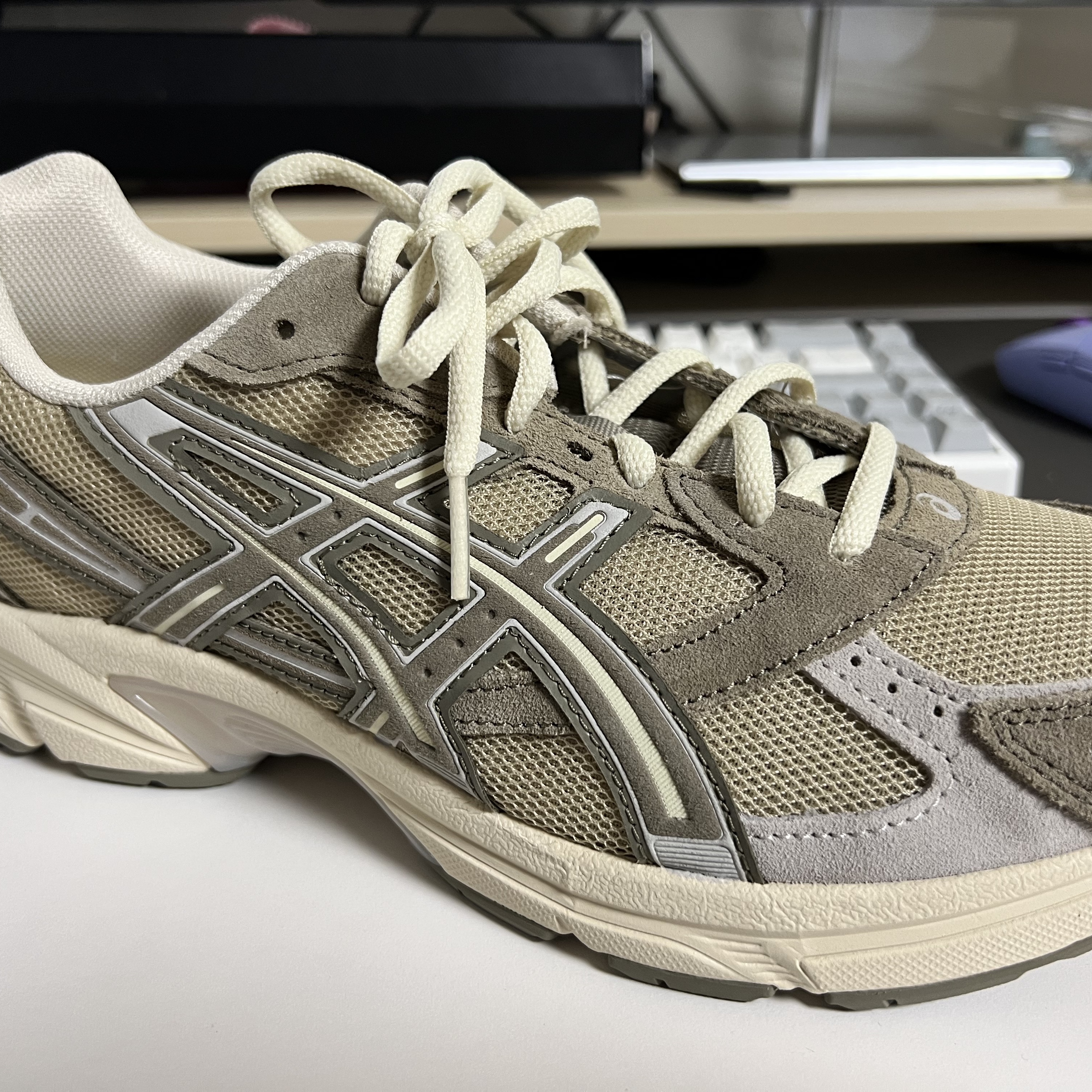 (W) Asics Gel-1130 Wood Crepe Mink 착용 스타일