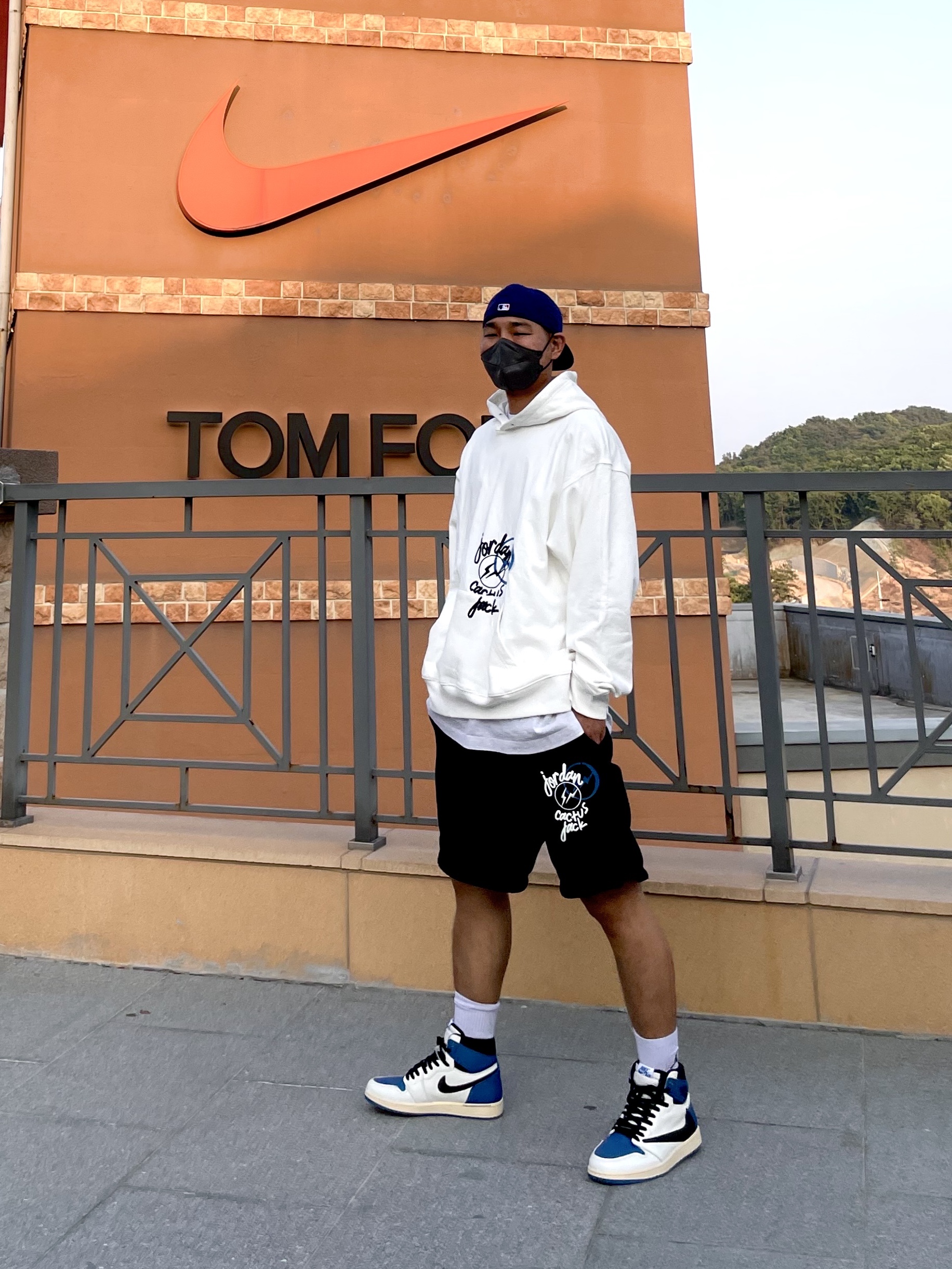 Jordan 1 x Travis Scott x Fragment Retro High OG SP Military Blue, Jordan x Travis Scott x Fragment Shorts Black (DJ0617-010) 착용 스타일 - 1