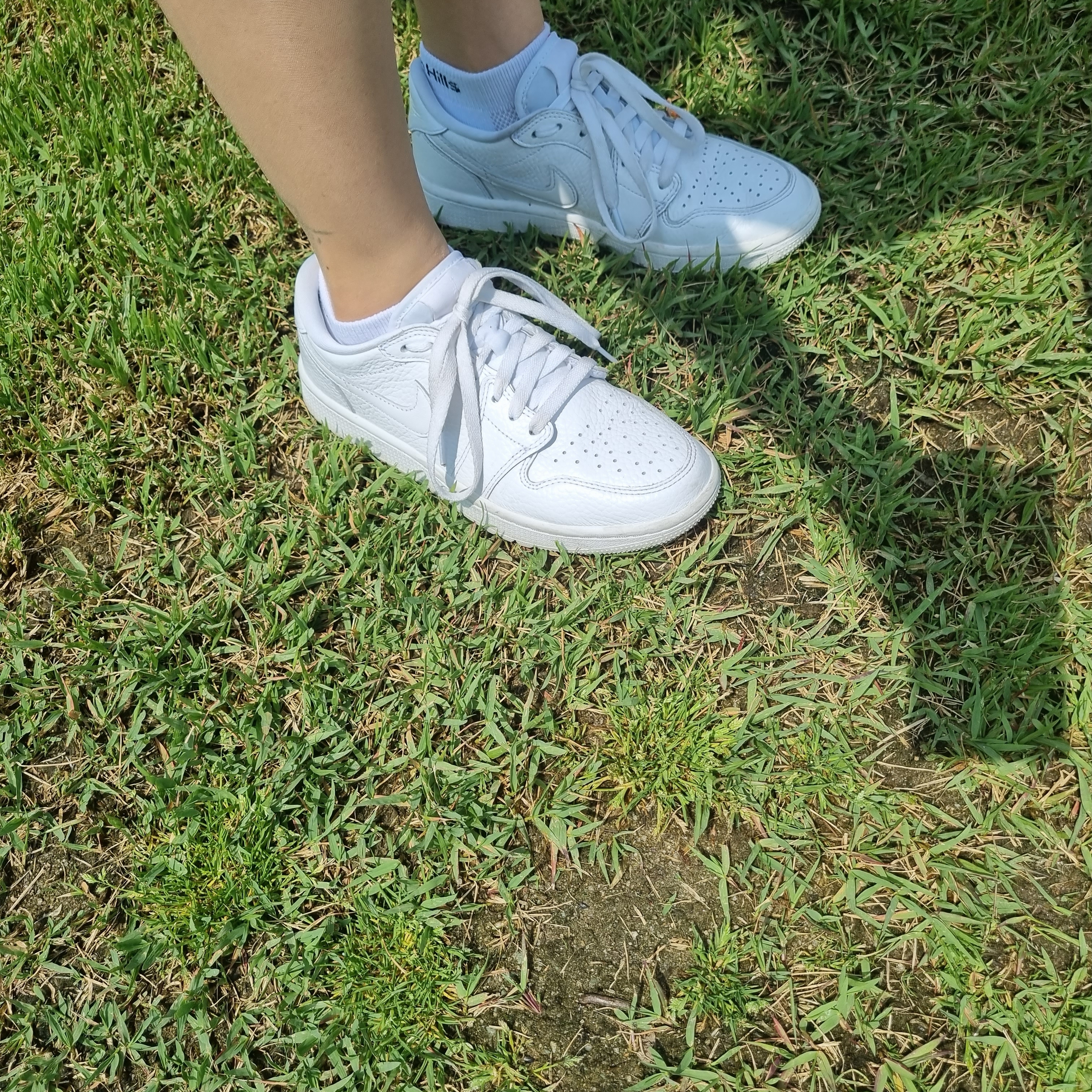 Jordan 1 Low Golf Triple White 착용 스타일 - 2