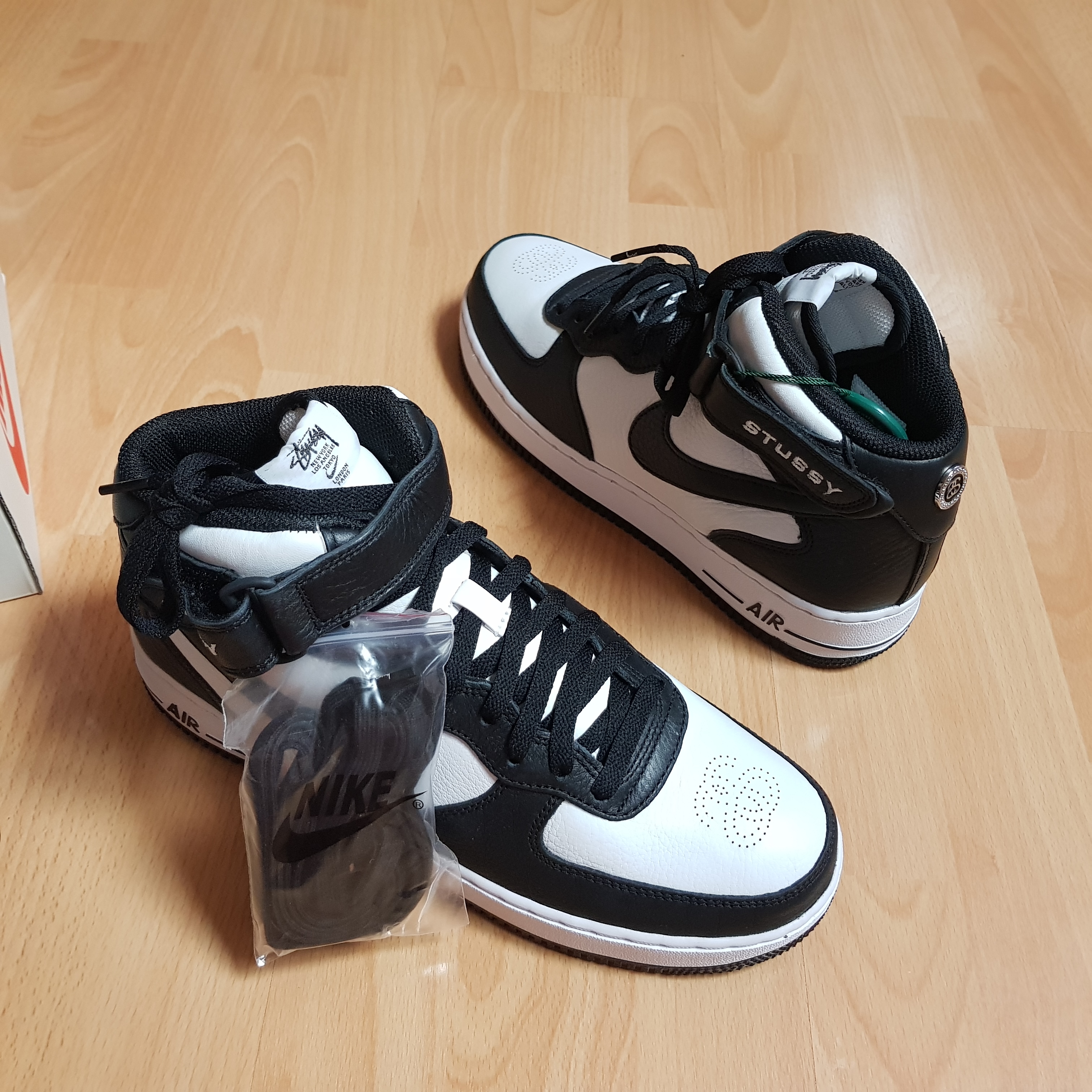 Nike x Stussy Air Force 1 '07 Mid SP Black and Light Bone 착용 스타일 - 2