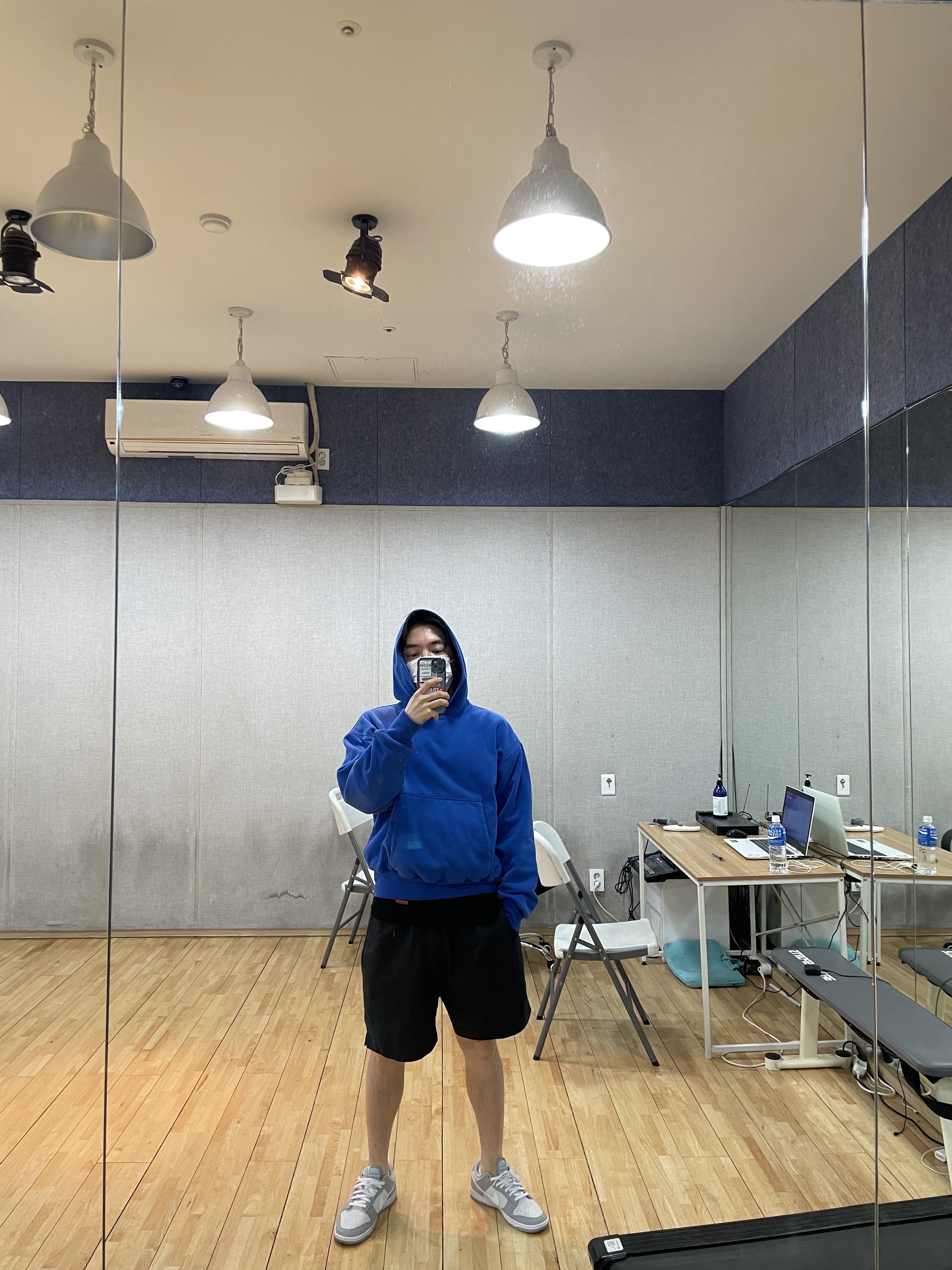 Yeezy Gap Hoodie Blue, Supreme Hanes Tagless Tank Tops Black (3 Pack) 착용 스타일
