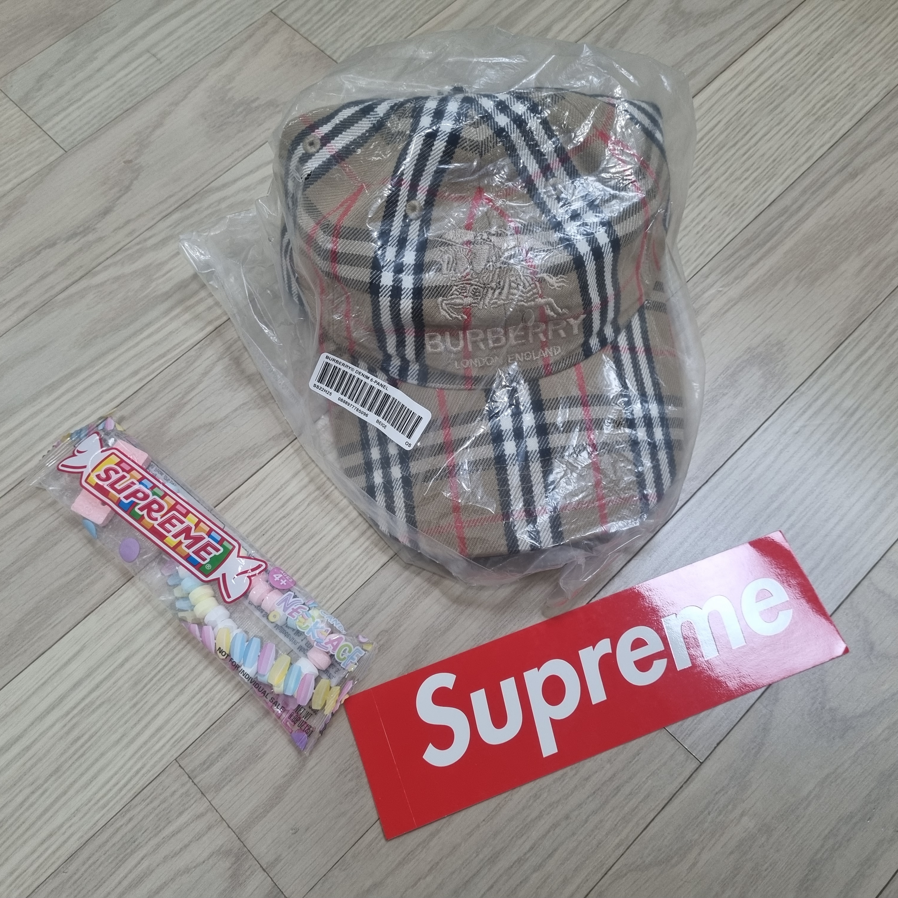 Supreme x Burberry Denim 6-Panel Beige - 22SS, Supreme Frayed Logos Denim Camp Cap Blue - 21SS 착용 스타일 - 2