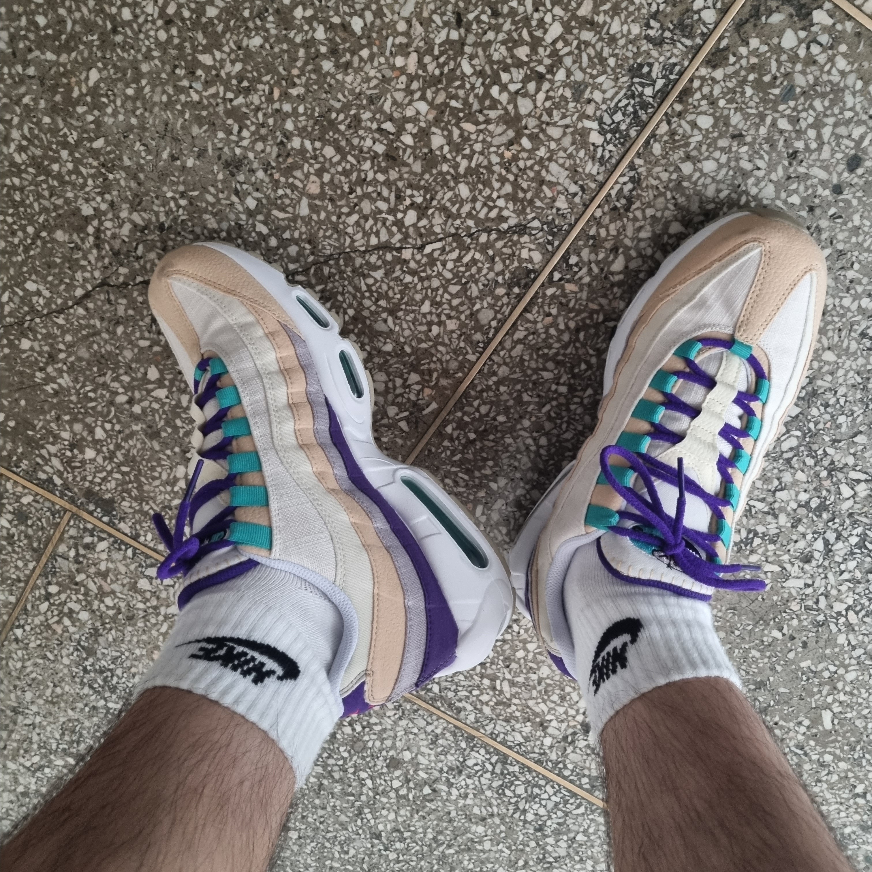 Nike Air Max 95 SE Coconut Milk Phantom 착용 스타일