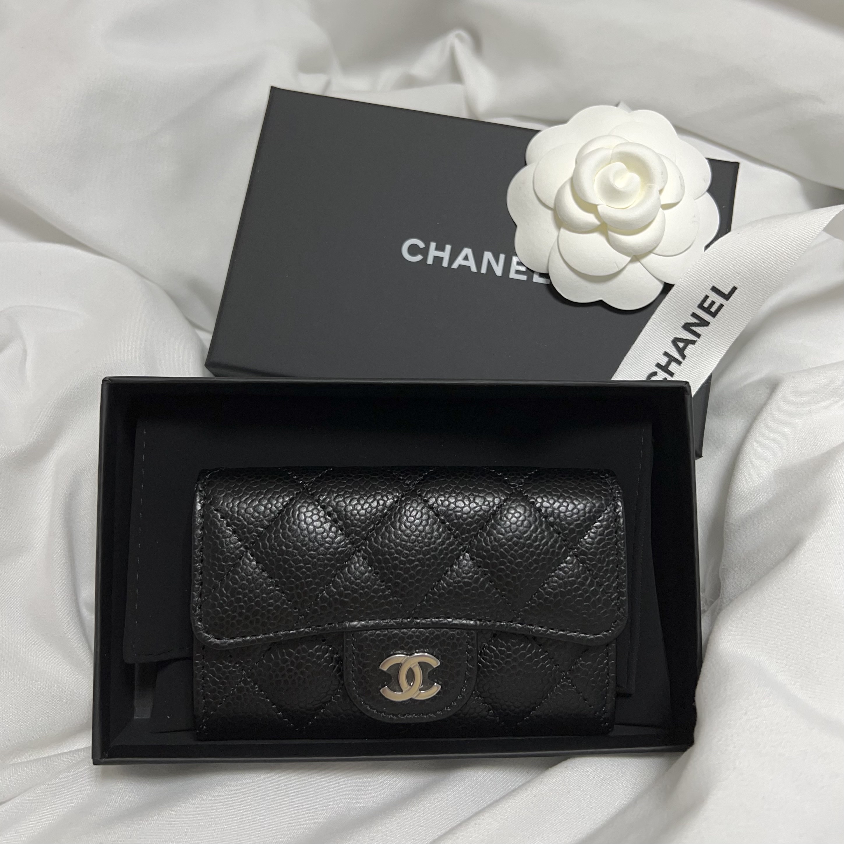 Chanel Classic Card Holder Grained Calfskin & Silver Black 착용 스타일