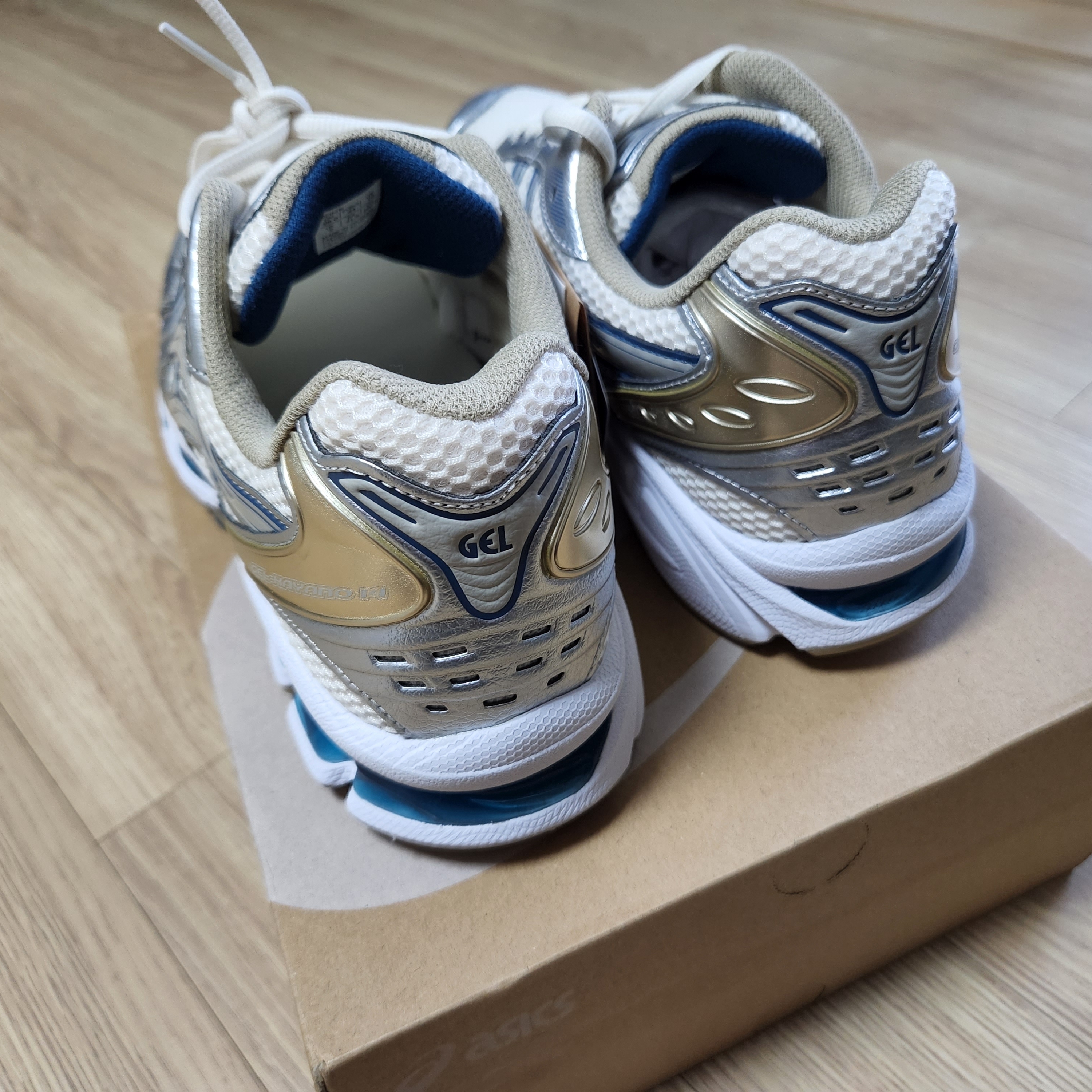 Asics Gel-Kayano 14 Cream Pure Silver 착용 스타일 - 2