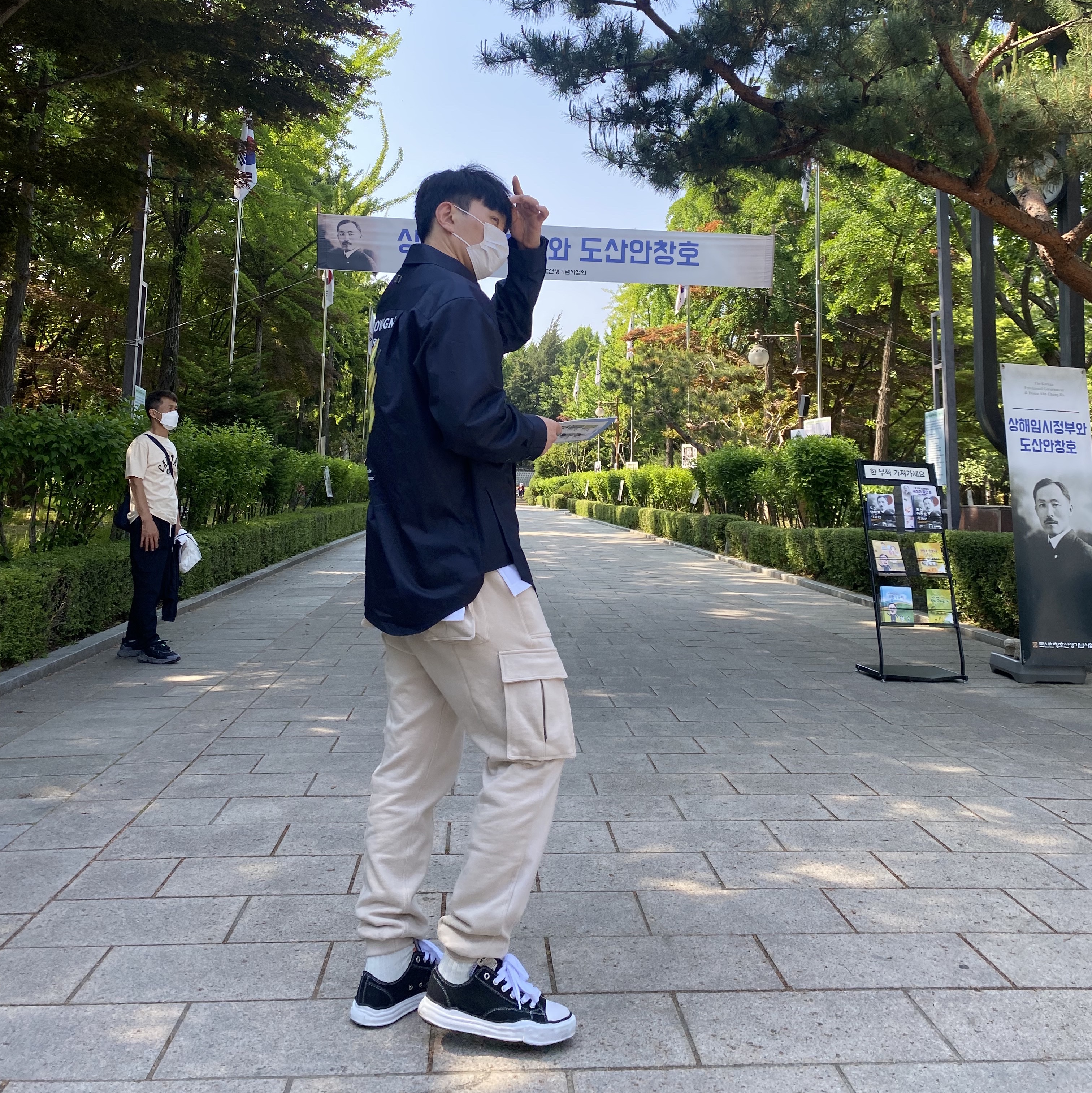 Wooyoungmi Flower Print Long Sleeve Back Logo T-Shirt Black - 22SS, Maison Mihara Yasuhiro Peterson OG Sole Canvas Low Sneakers Black 착용 스타일 - 3
