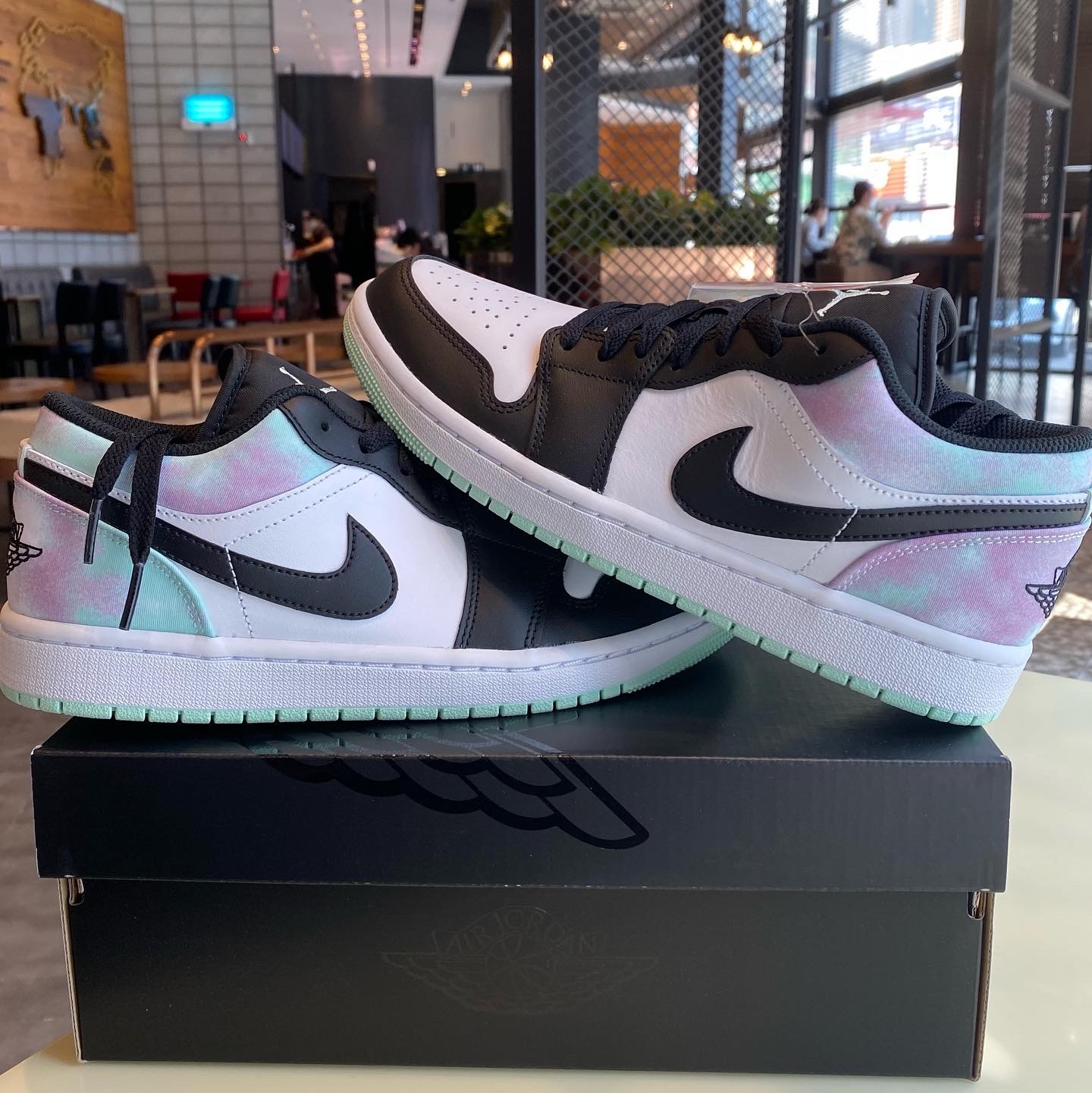 Jordan 1 Low SE White Black Tie-Dye 착용 스타일 - 1