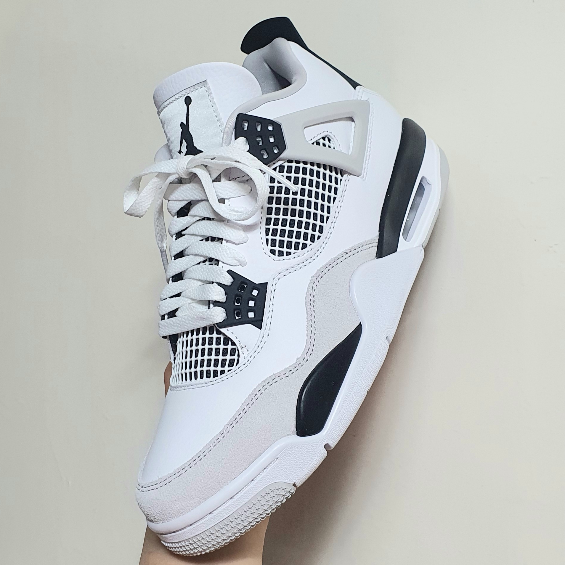 Jordan 4 Retro White and Black 착용 스타일