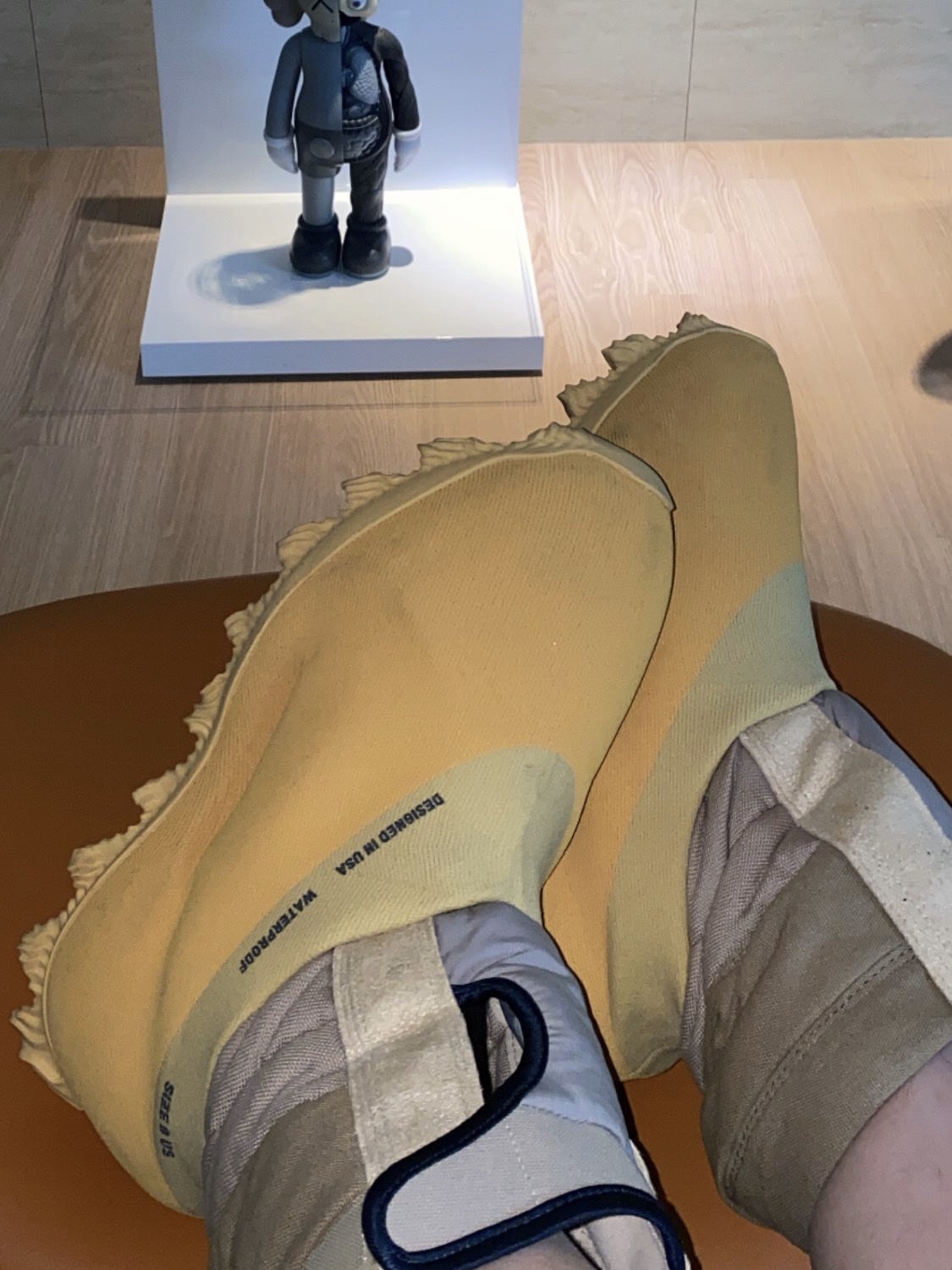 adidas Yeezy Knit RNR Boot Sulfur 착용 스타일