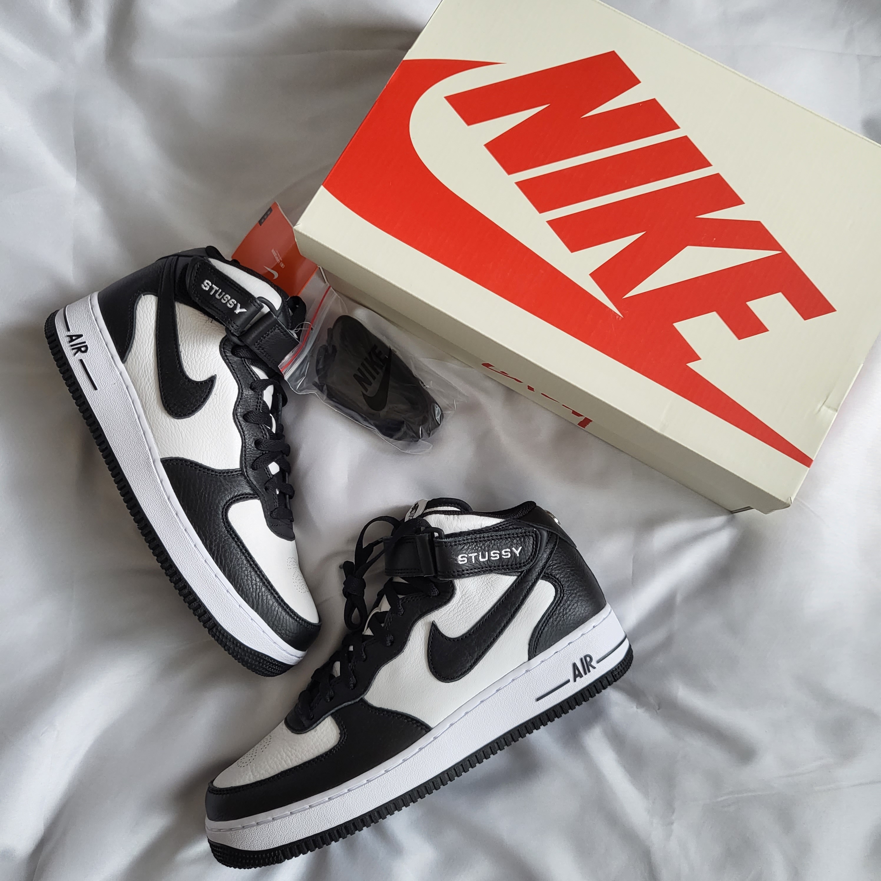 Nike x Stussy Air Force 1 '07 Mid SP Black and Light Bone 착용 스타일 - 1
