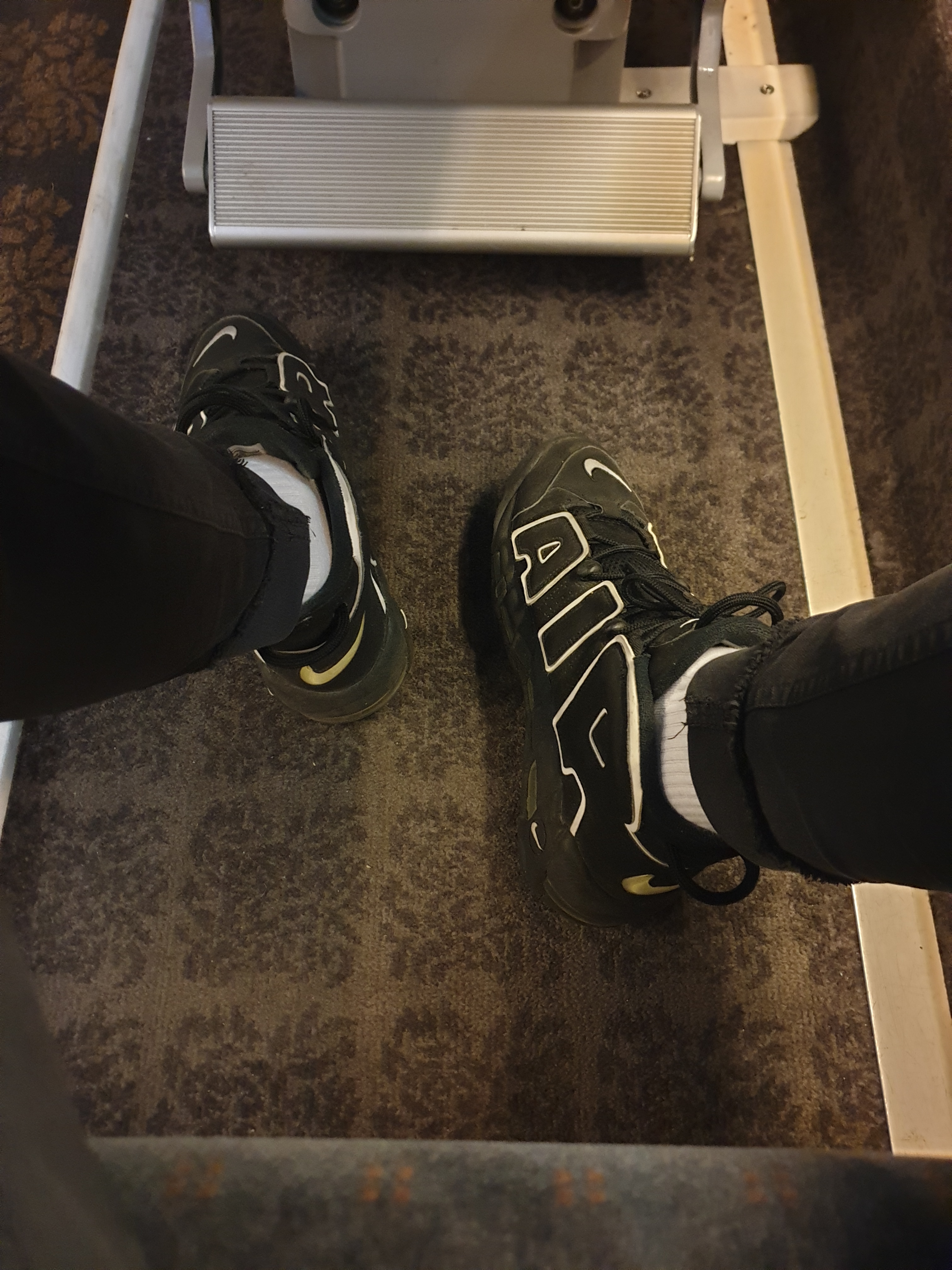 Nike Air More Uptempo Black White 2020 착용 스타일 - 1