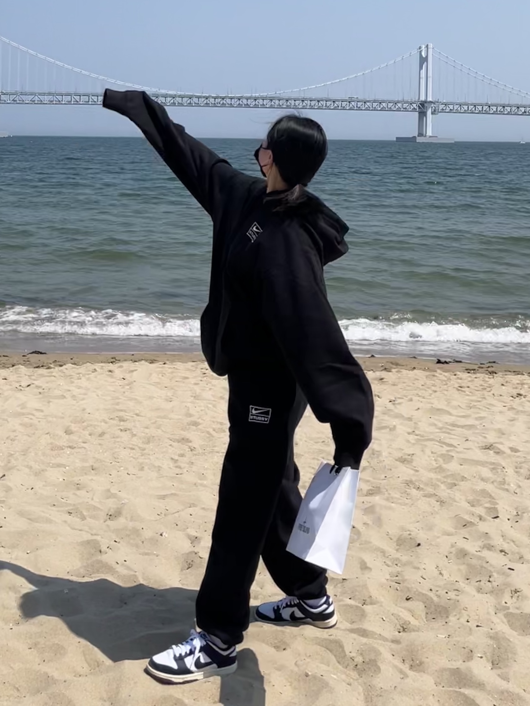 Nike x Stussy NRG RA Washed Pullover Hoodie Black (DN4028-010), Nike x Stussy NRG RA Washed Fleece Pants Black (DN4030-010) 착용 스타일