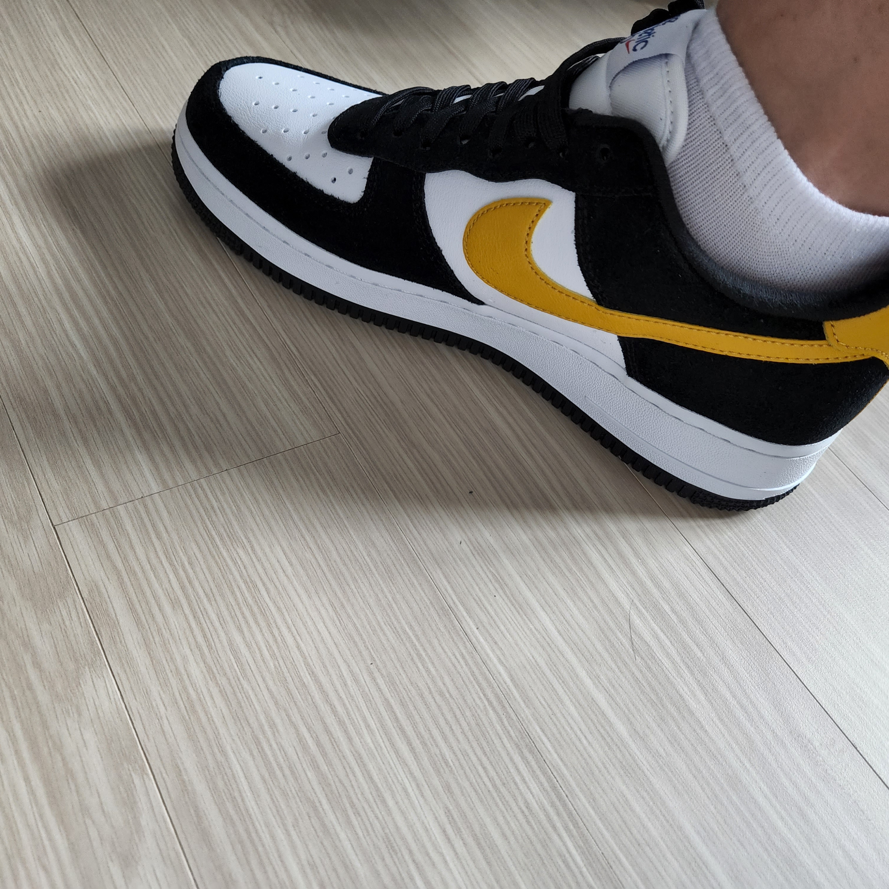 Nike Air Force 1 '07 LV8 Athletic Club Black Dark Sulfur 착용 스타일