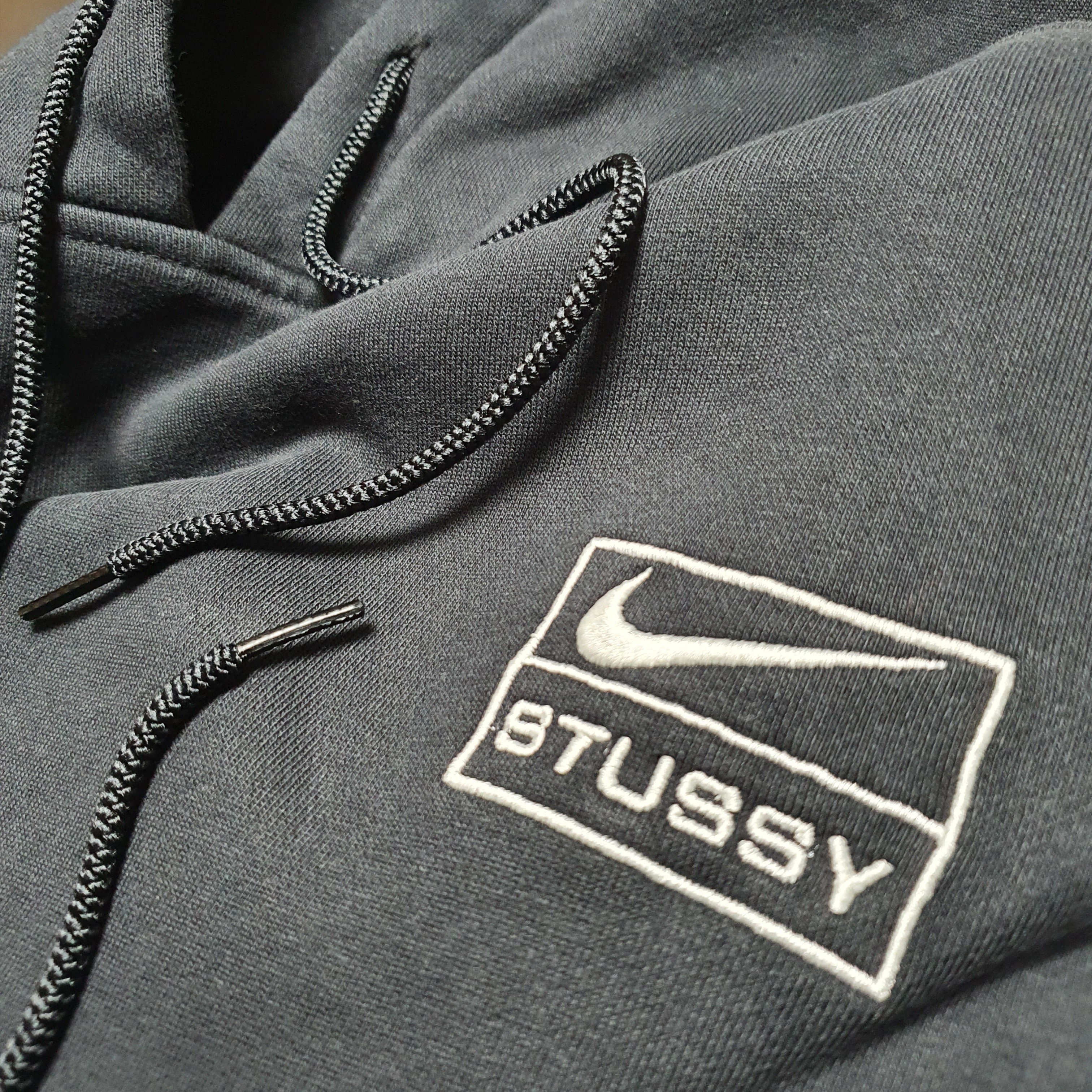 Nike x Stussy NRG RA Washed Pullover Hoodie Black (DN4028-010), Nike x Stussy NRG RA Pullover Hoodie Dark Grey Heather (DJ9488-063) 착용 스타일 - 4