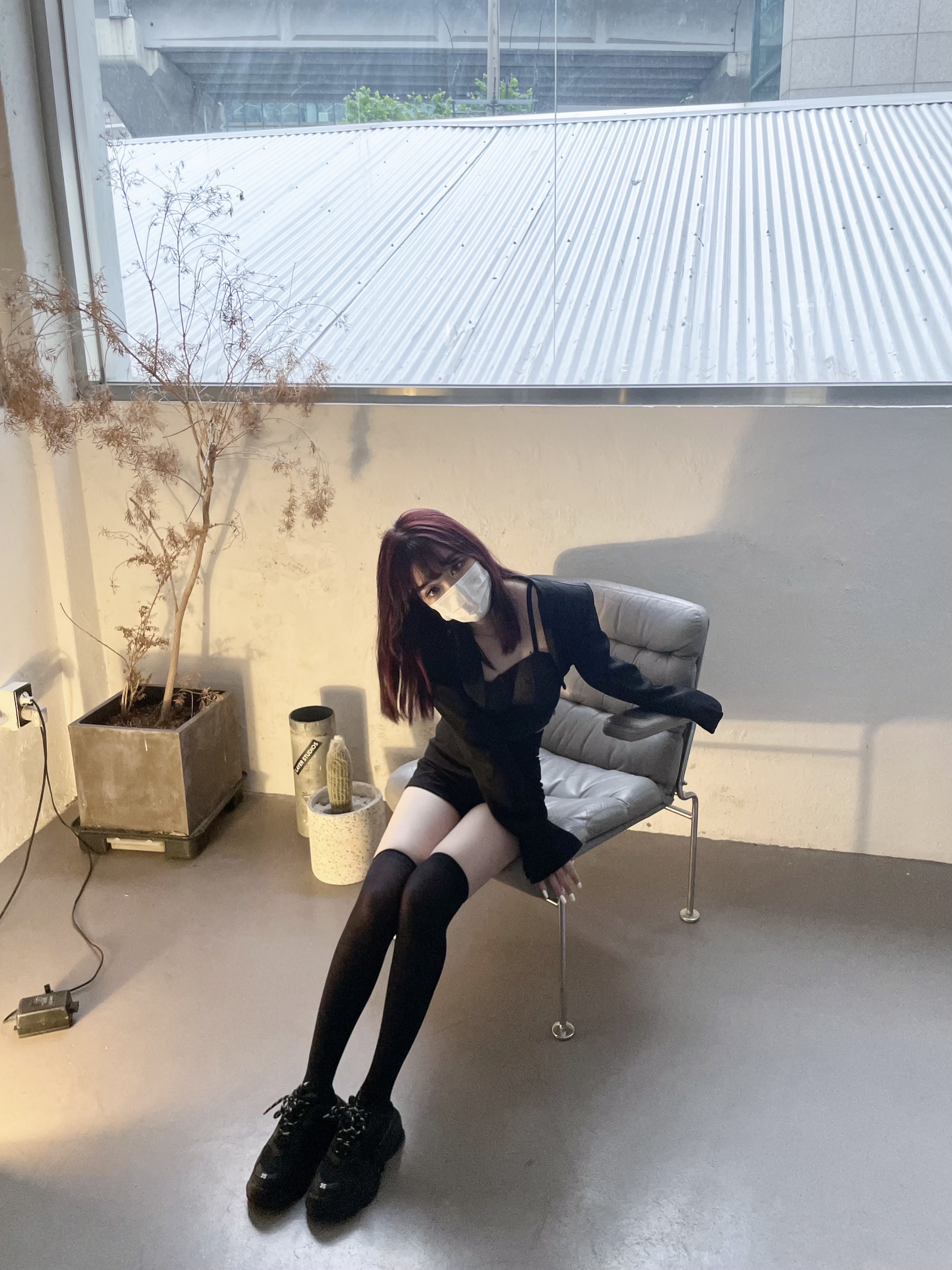 Balenciaga Allover Logo Triple S Sneakers White Black 착용 스타일 - 2
