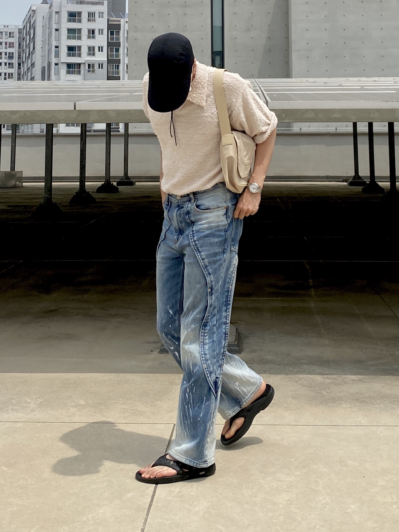 Oofos x Andersson Bell OOriginal Flip Flop Black, Our Legacy Ladon Leather Keychain Black 착용 스타일 - 1