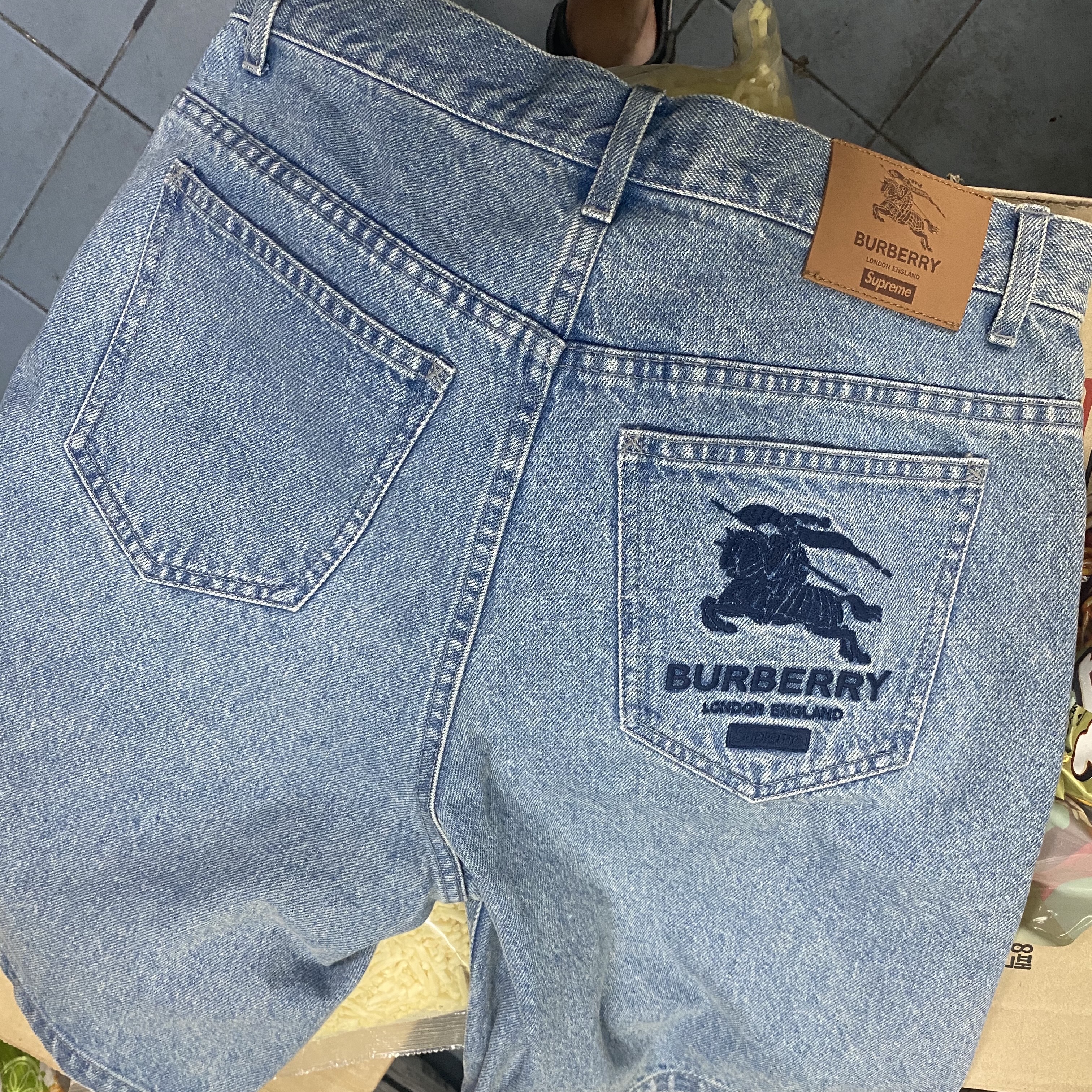 Supreme x Burberry Denim Shorts Washed Blue - 22SS 착용 스타일