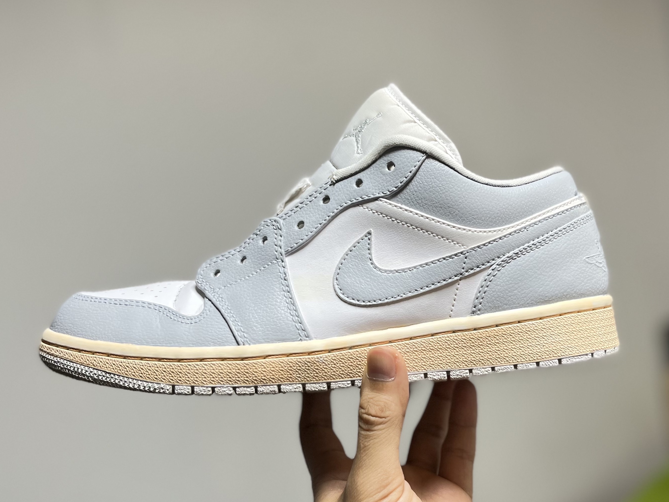 Jordan 1 Low Triple White Tumbled Leather 2020, (W) Jordan 1 Low Triple White 2020 착용 스타일