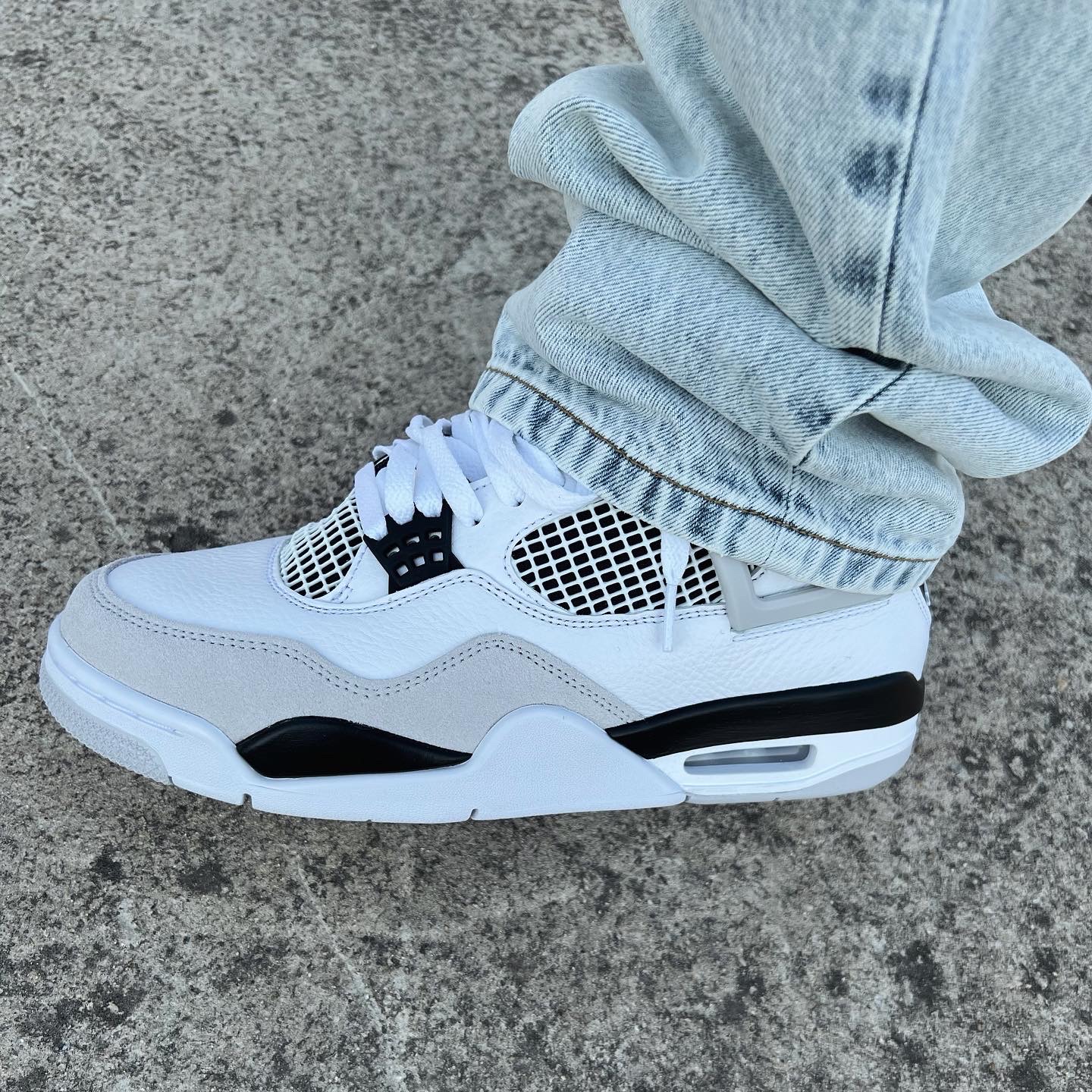 Jordan 4 Retro White and Black 착용 스타일 - 4
