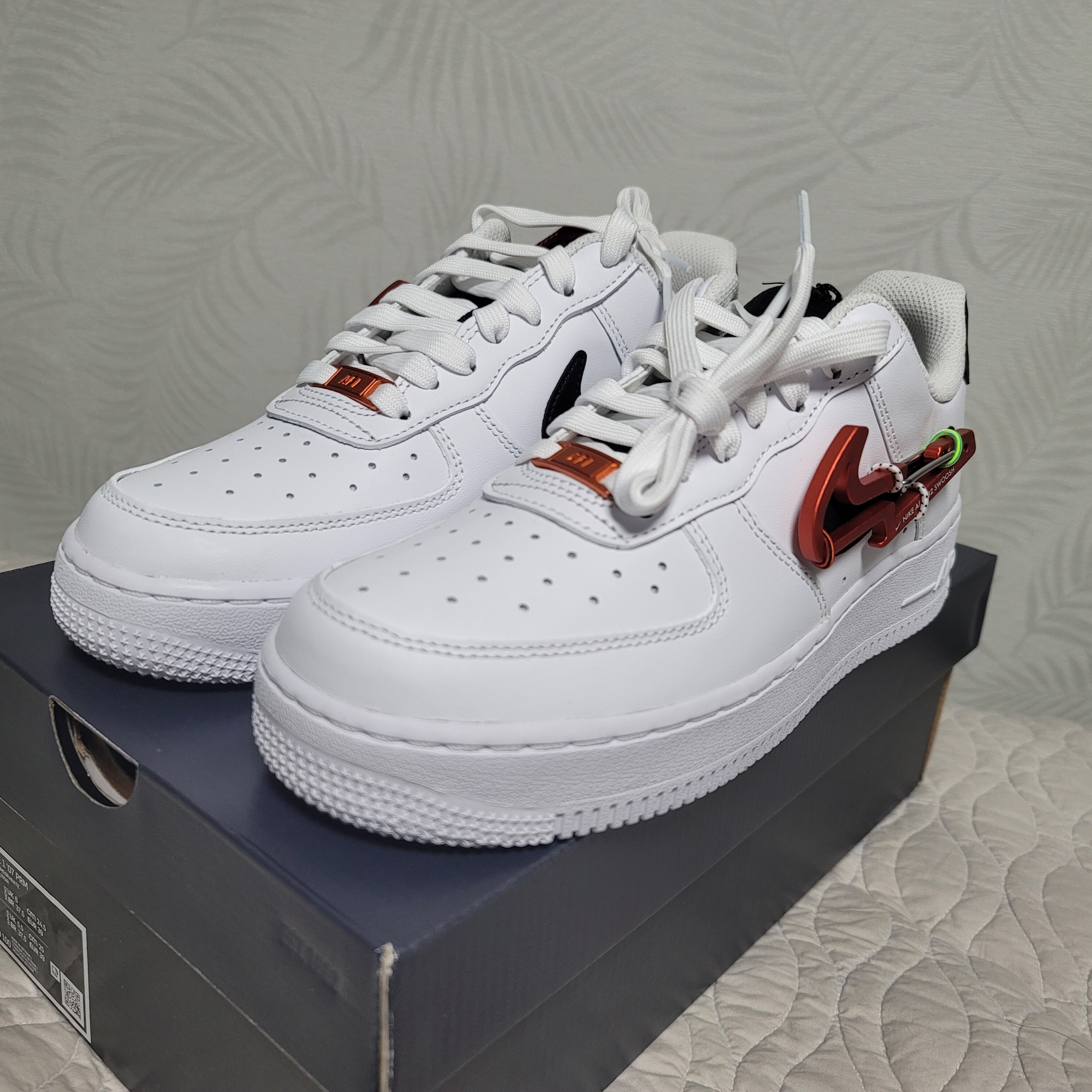 Nike Air Force 1 '07 PRM Carabiner Red 착용 스타일 - 1