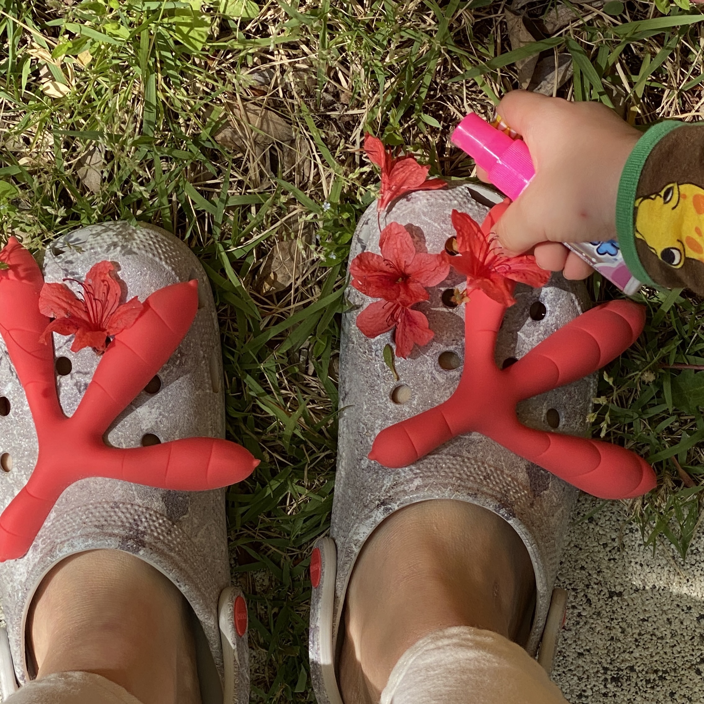 Crocs x Staple Classic Clog Grey Red 착용 스타일