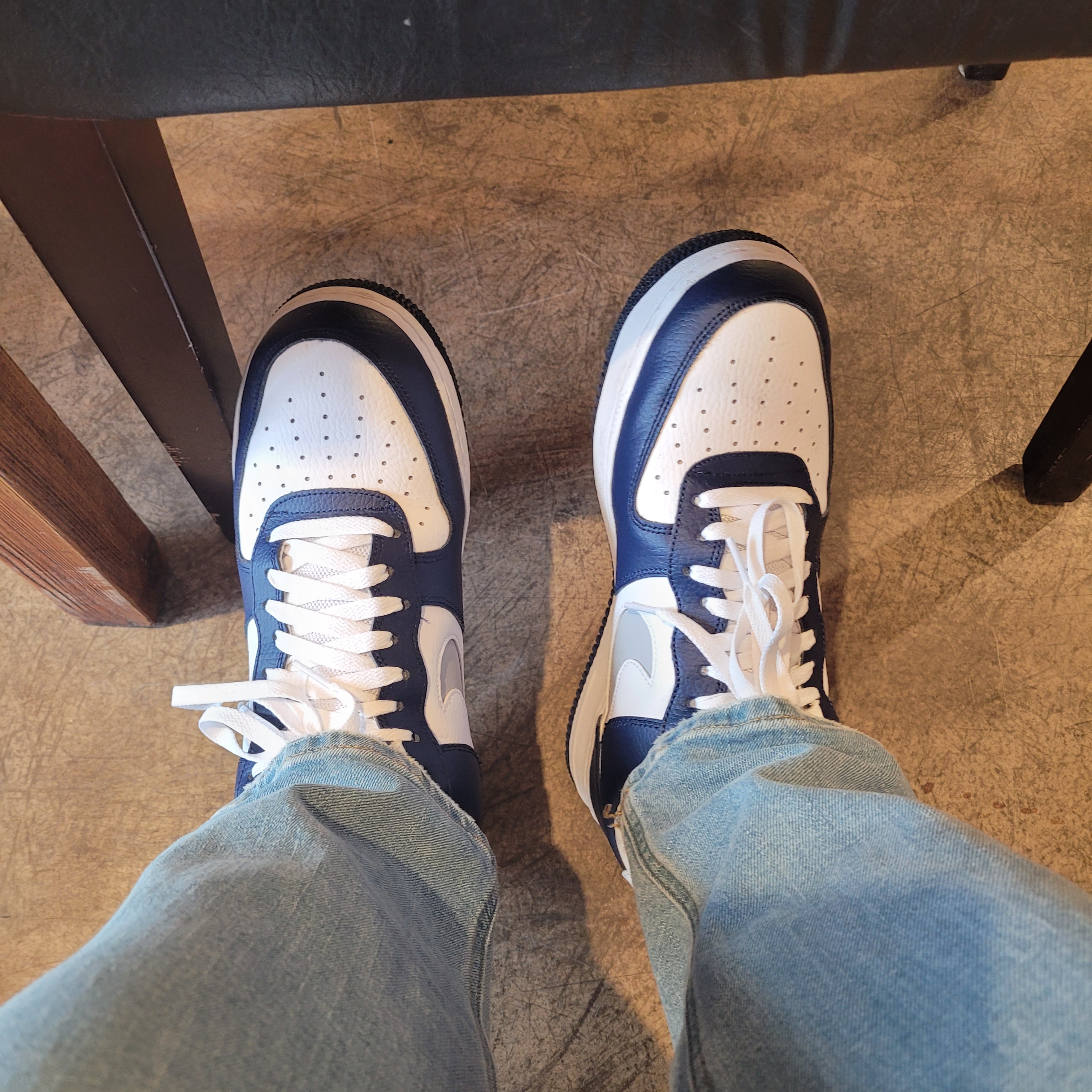 Nike Air Force 1 '07 Cut Out Swoosh Midnight Navy 착용 스타일 - 2