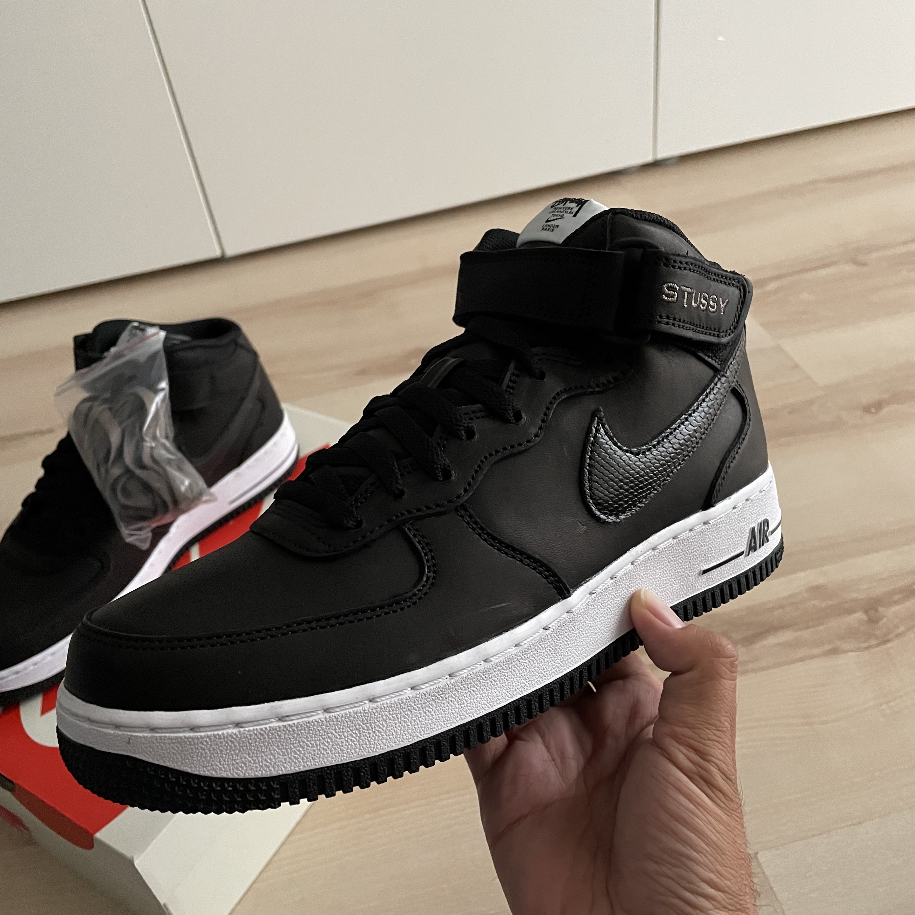 Nike x Stussy Air Force 1 '07 Mid SP Black 착용 스타일 - 2