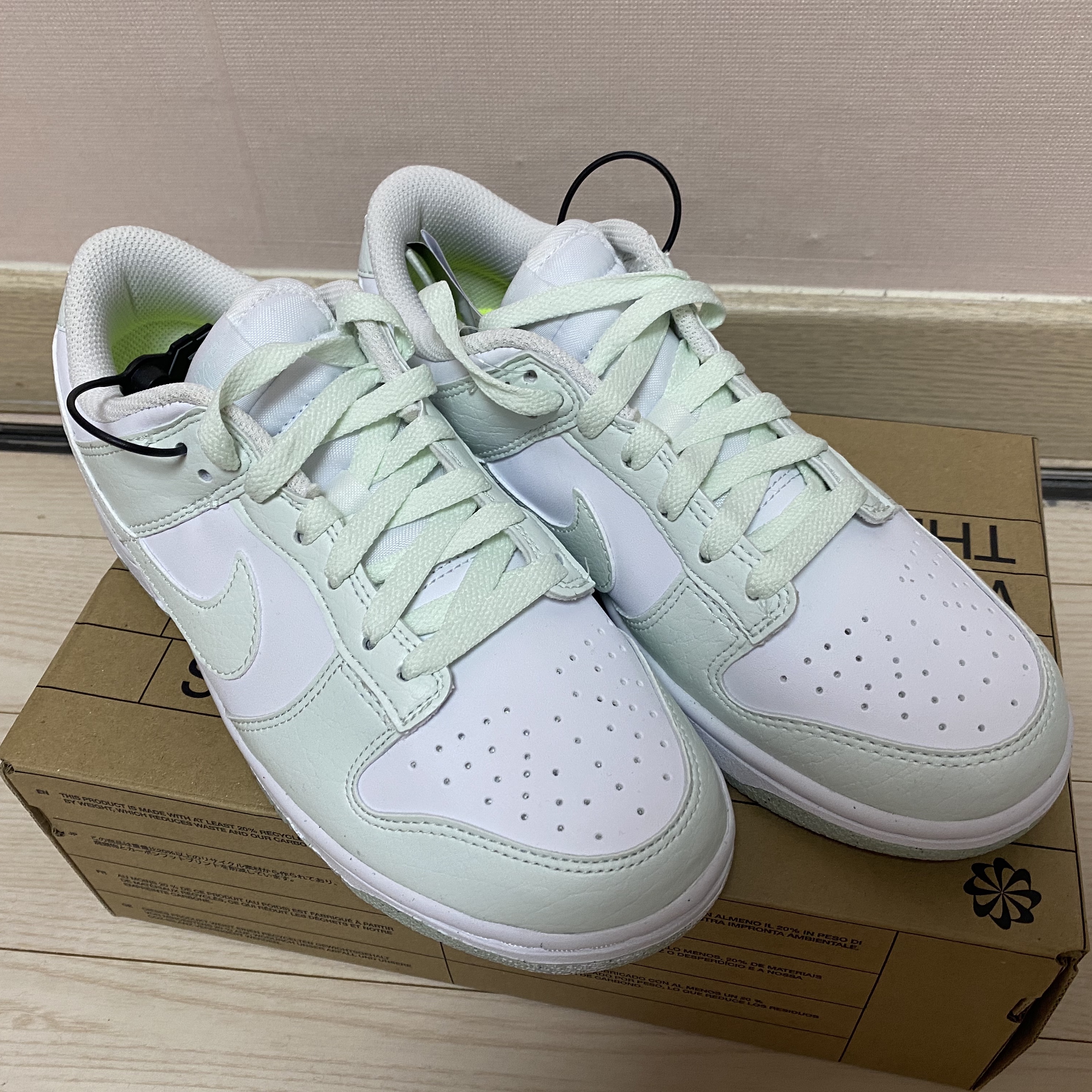 (W) Nike Dunk Low Next Nature Barely Green and White 착용 스타일 - 1