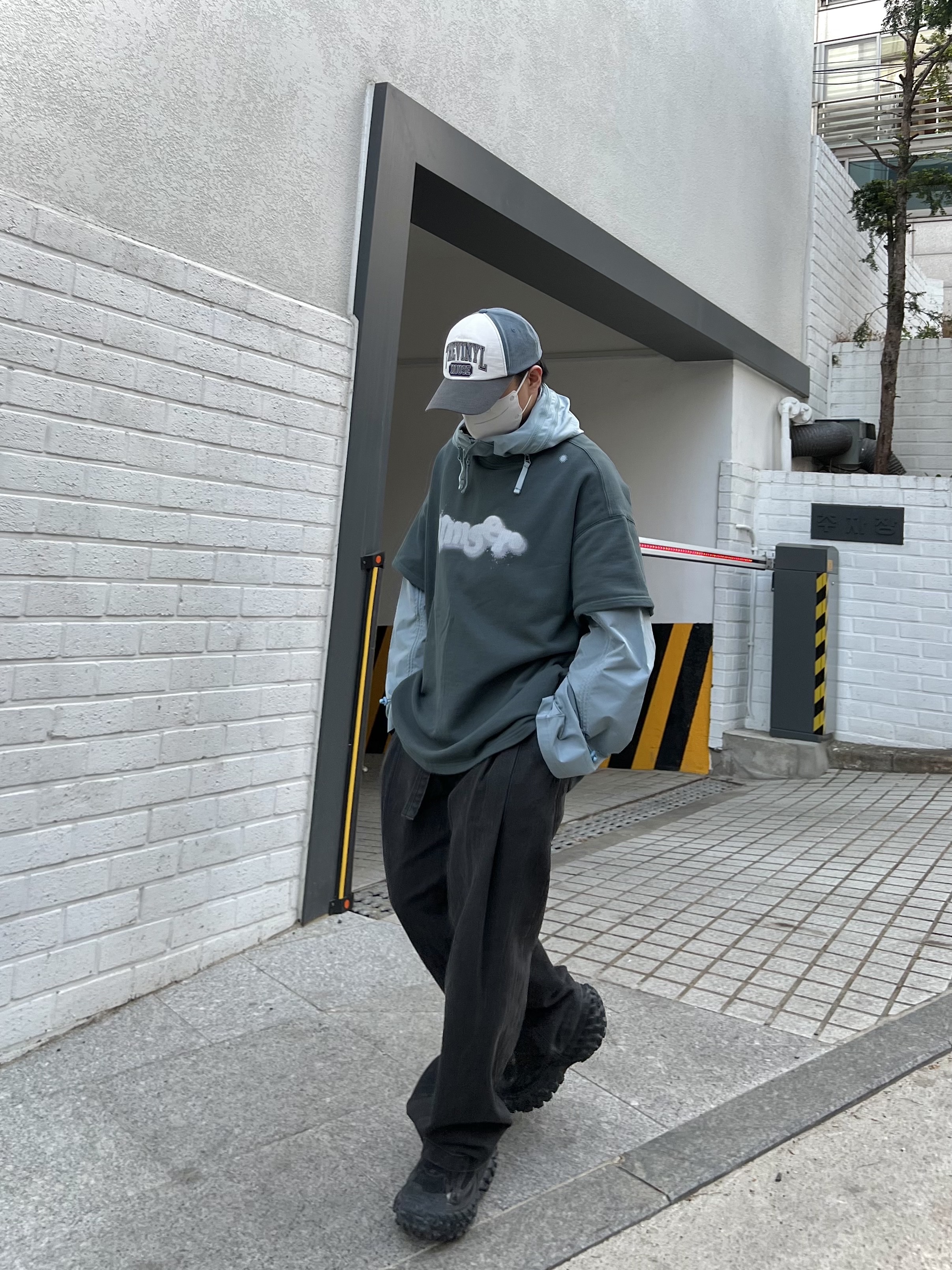 Balenciaga Defender Sneakers Black 착용 스타일 - 2