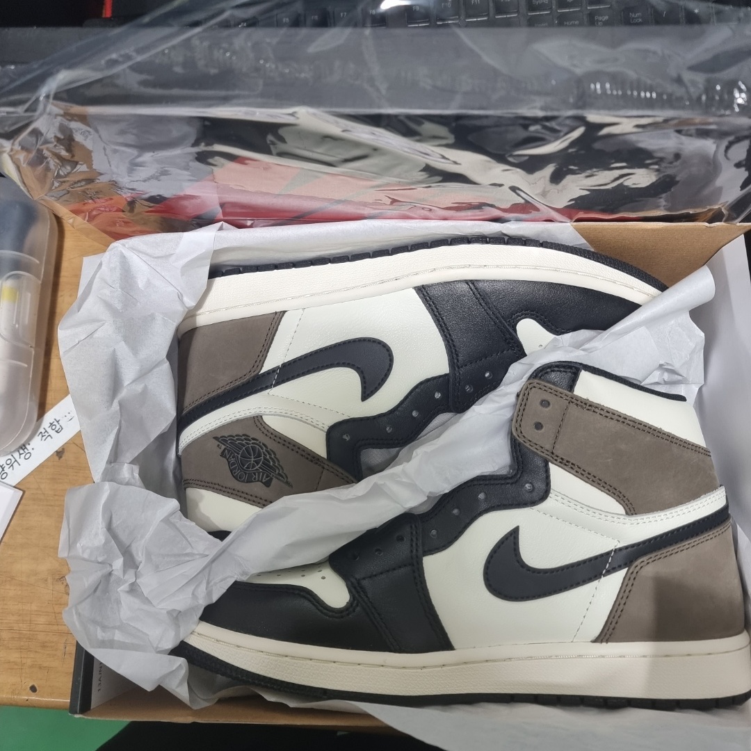 Jordan 1 Retro High OG Black Mocha 착용 스타일