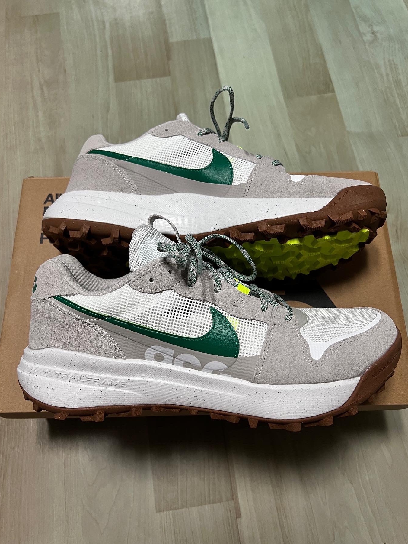 Nike ACG Lowcate Light Iron Ore 착용 스타일 - 2