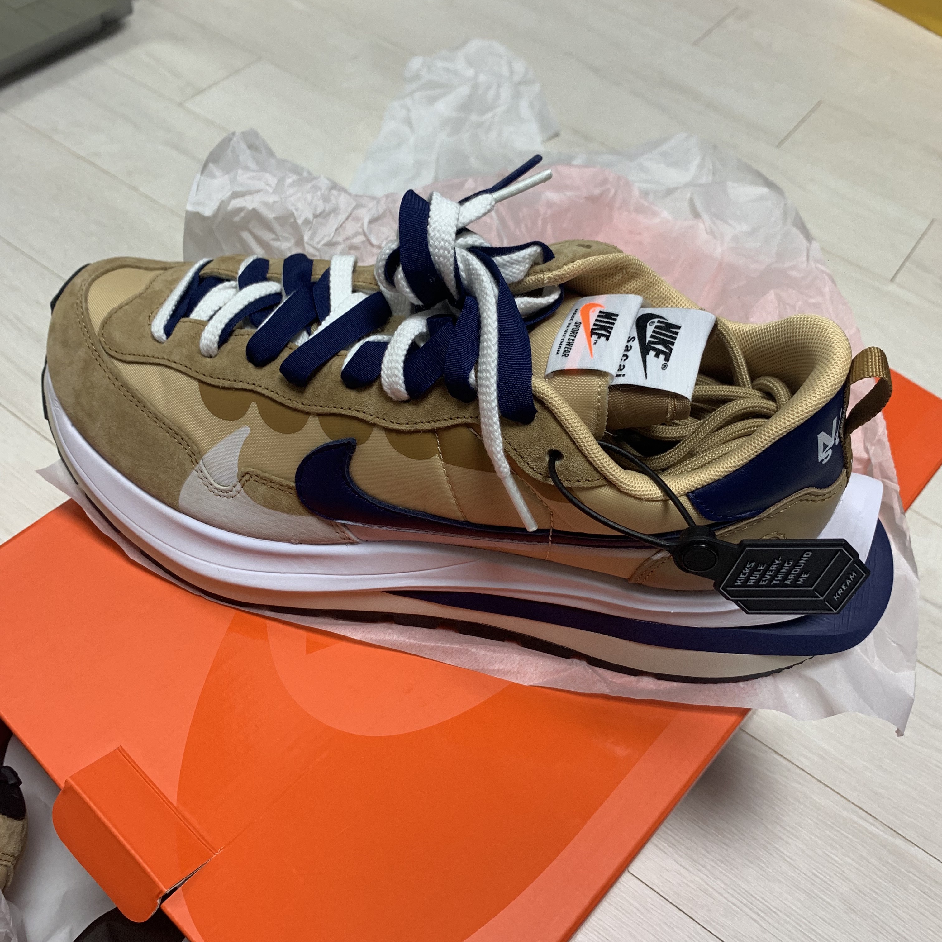 Nike x Sacai VaporWaffle Sesame and Blue Void 착용 스타일