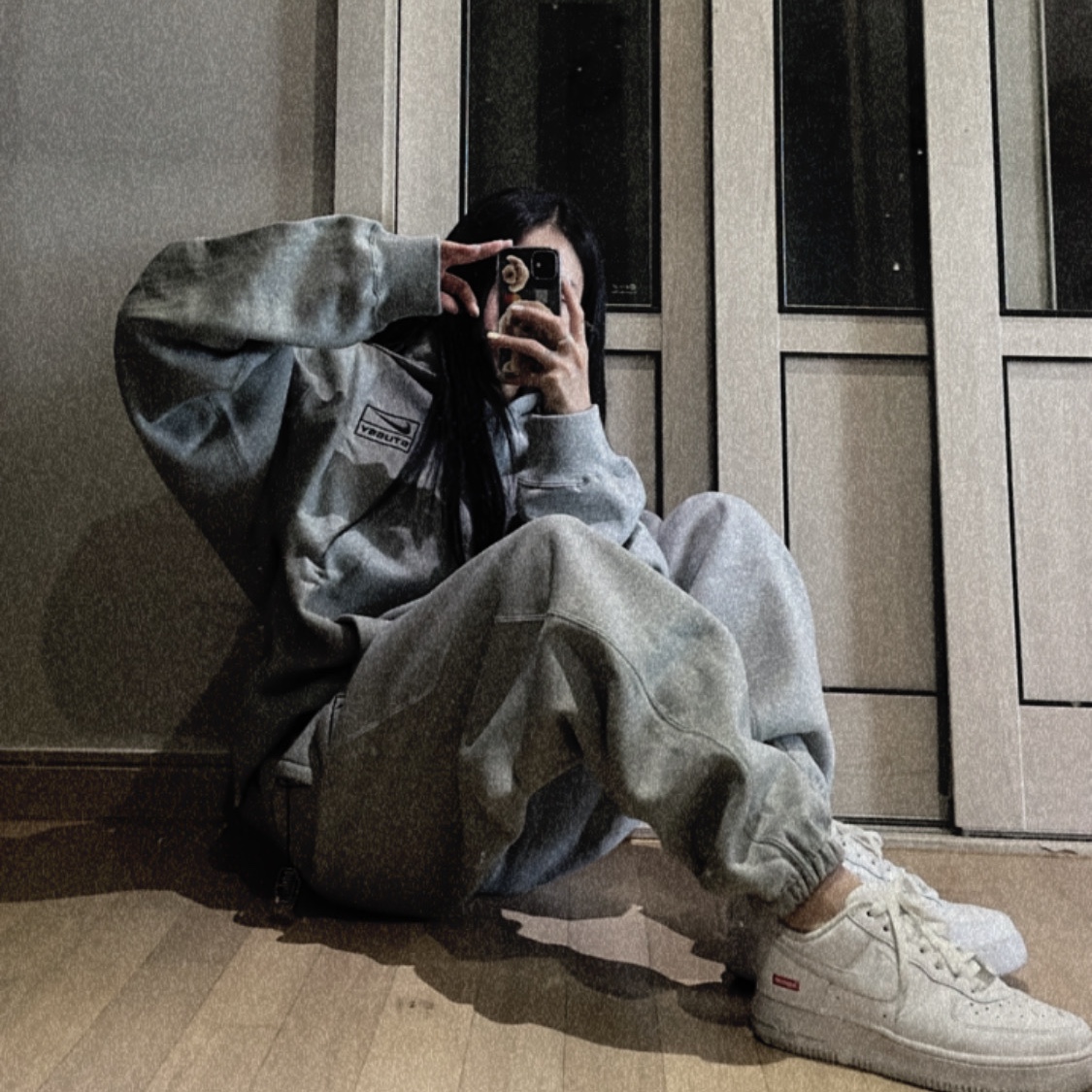 Nike x Stussy NRG RA Pullover Hoodie Dark Grey Heather (DJ9488-063), Nike x Stussy NRG RA Fleece Pants Dark Grey Heather (DJ9490-063) 착용 스타일 - 1