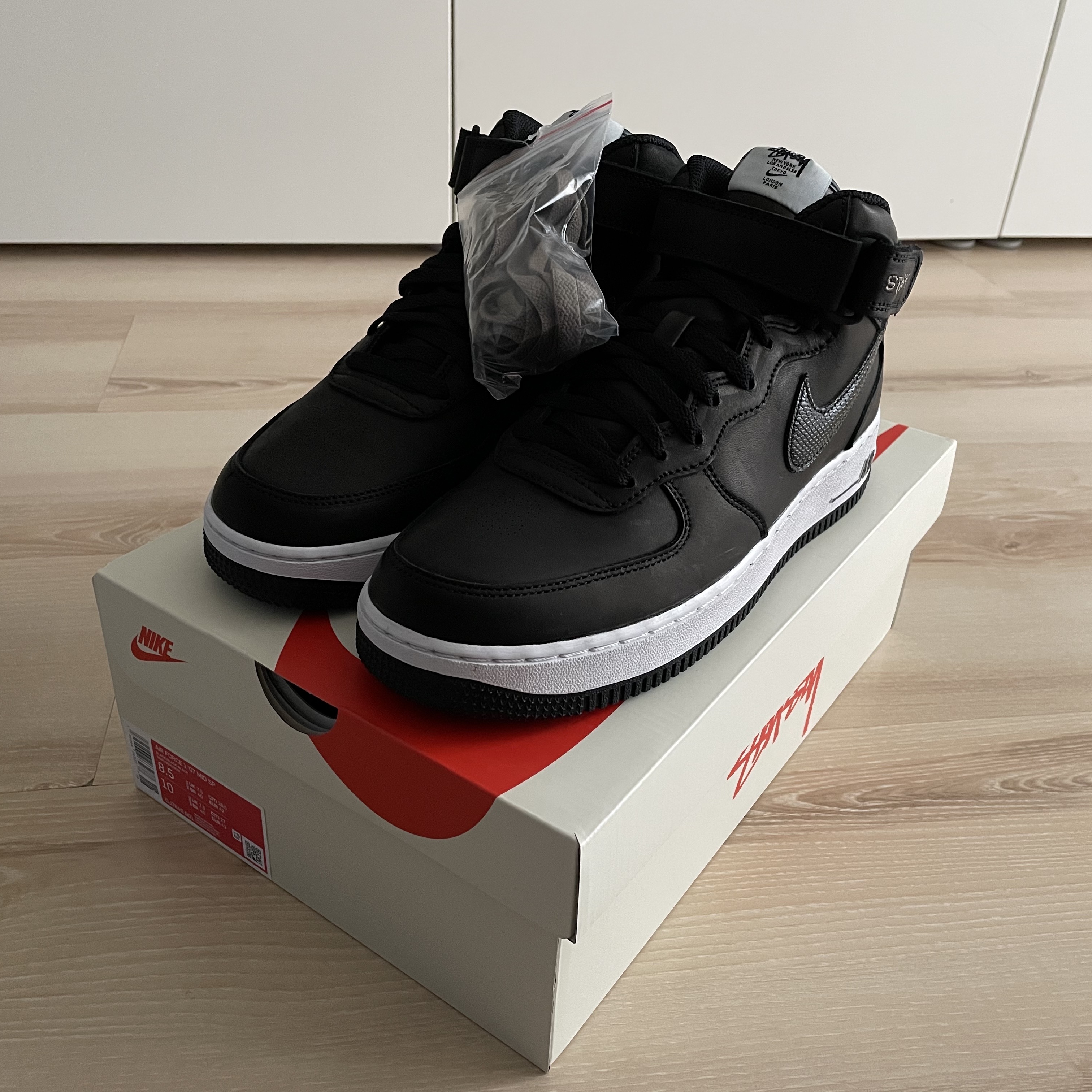 Nike x Stussy Air Force 1 '07 Mid SP Black 착용 스타일 - 1