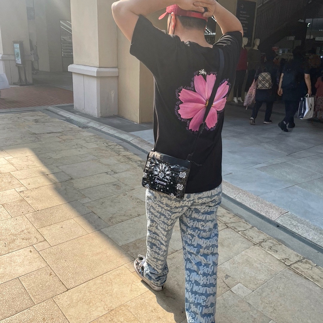 Supreme Bandana Tarp Side Bag Black - 21SS, Supreme Fat Tip Jacquard Regular Jean Blue - 22SS 착용 스타일