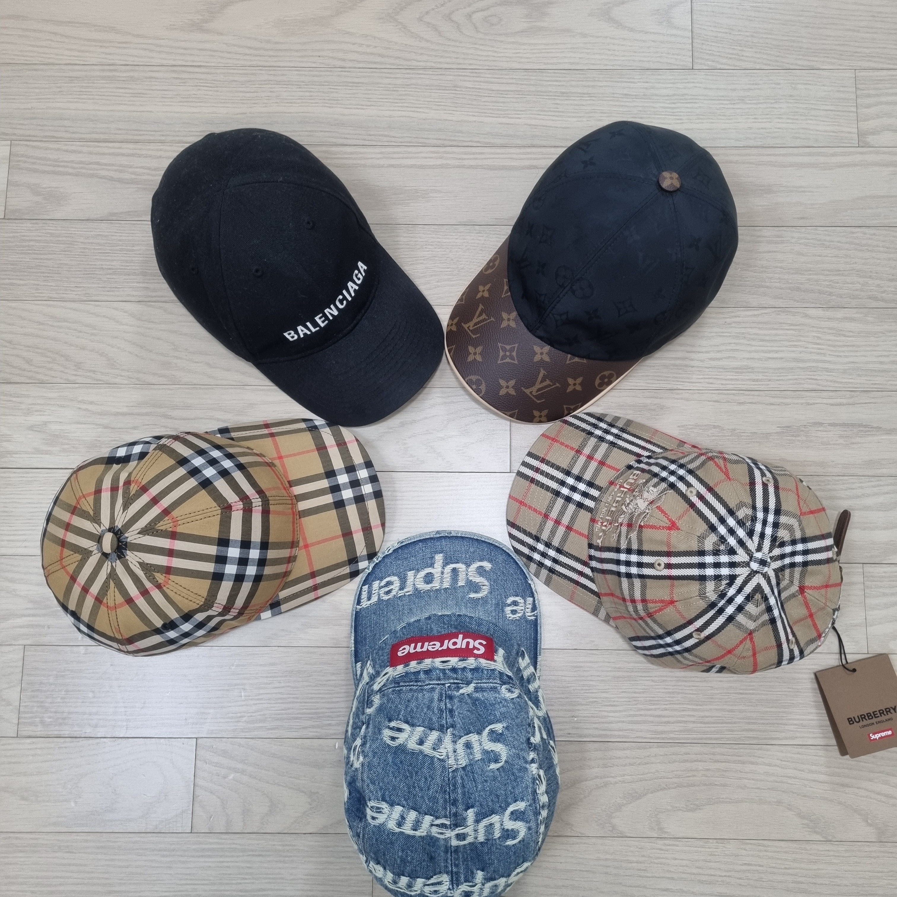 Supreme x Burberry Denim 6-Panel Beige - 22SS, Supreme Frayed Logos Denim Camp Cap Blue - 21SS 착용 스타일 - 1