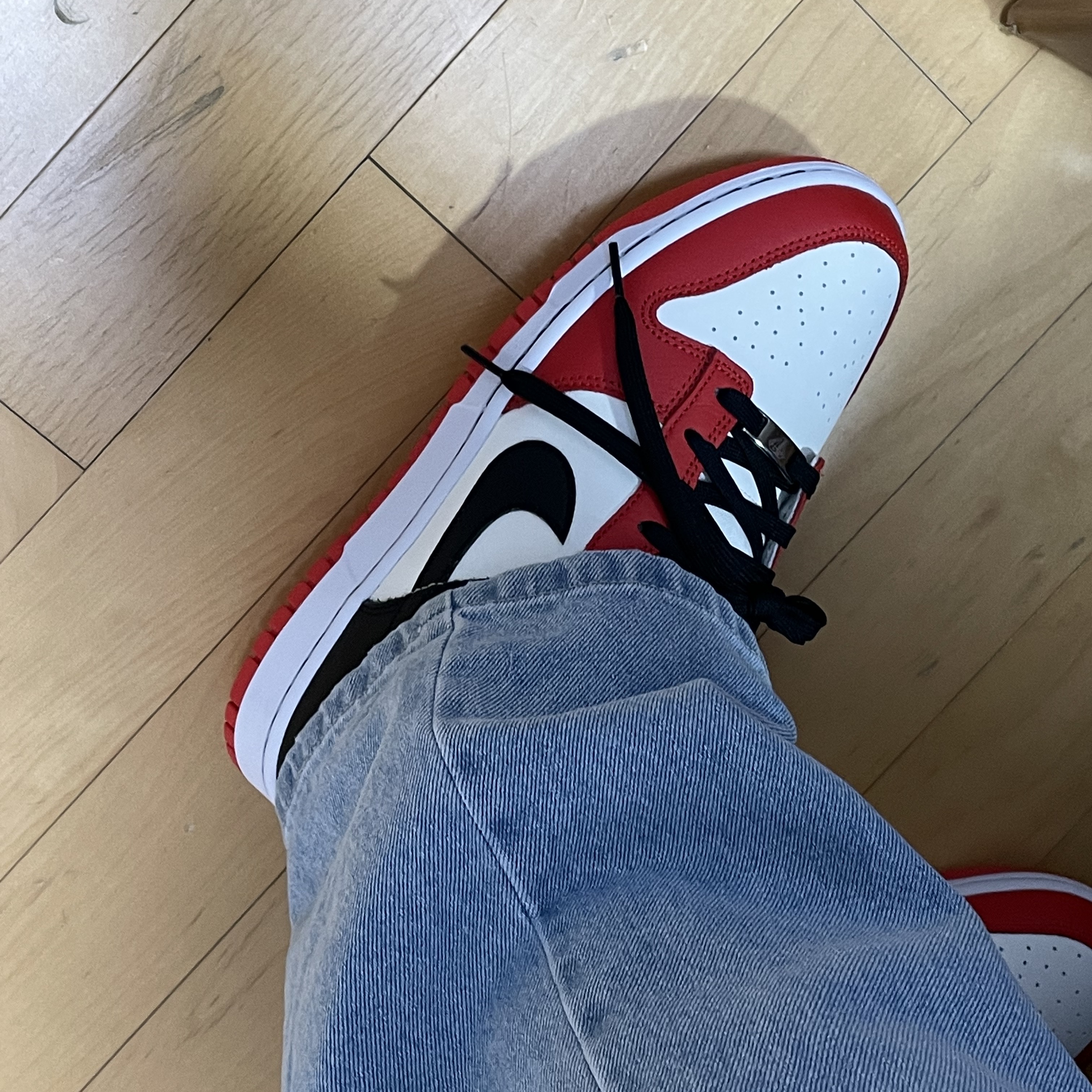 Nike x NBA Dunk Low Retro EMB Black and Chile Red 착용 스타일