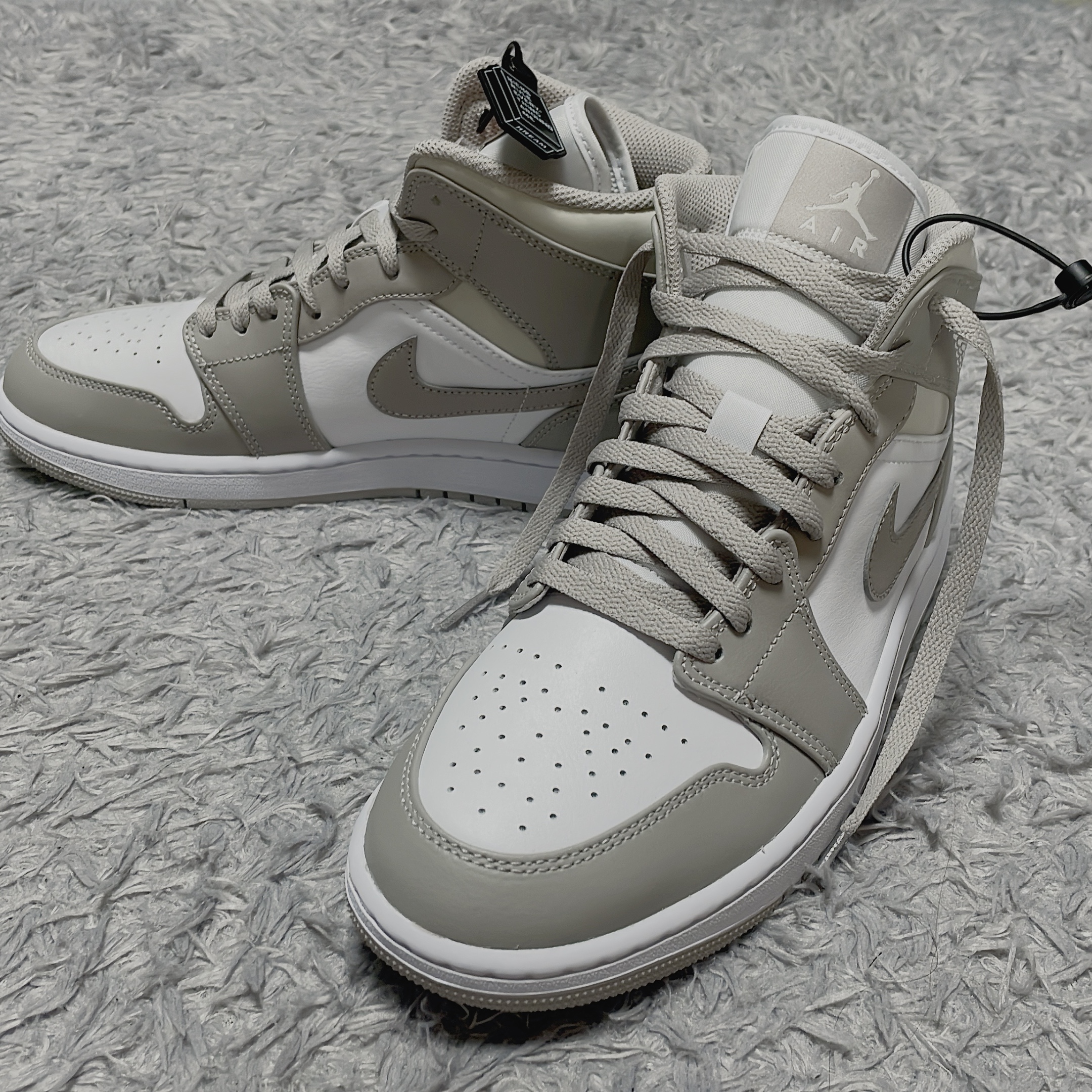 Jordan 1 Mid College Grey 착용 스타일